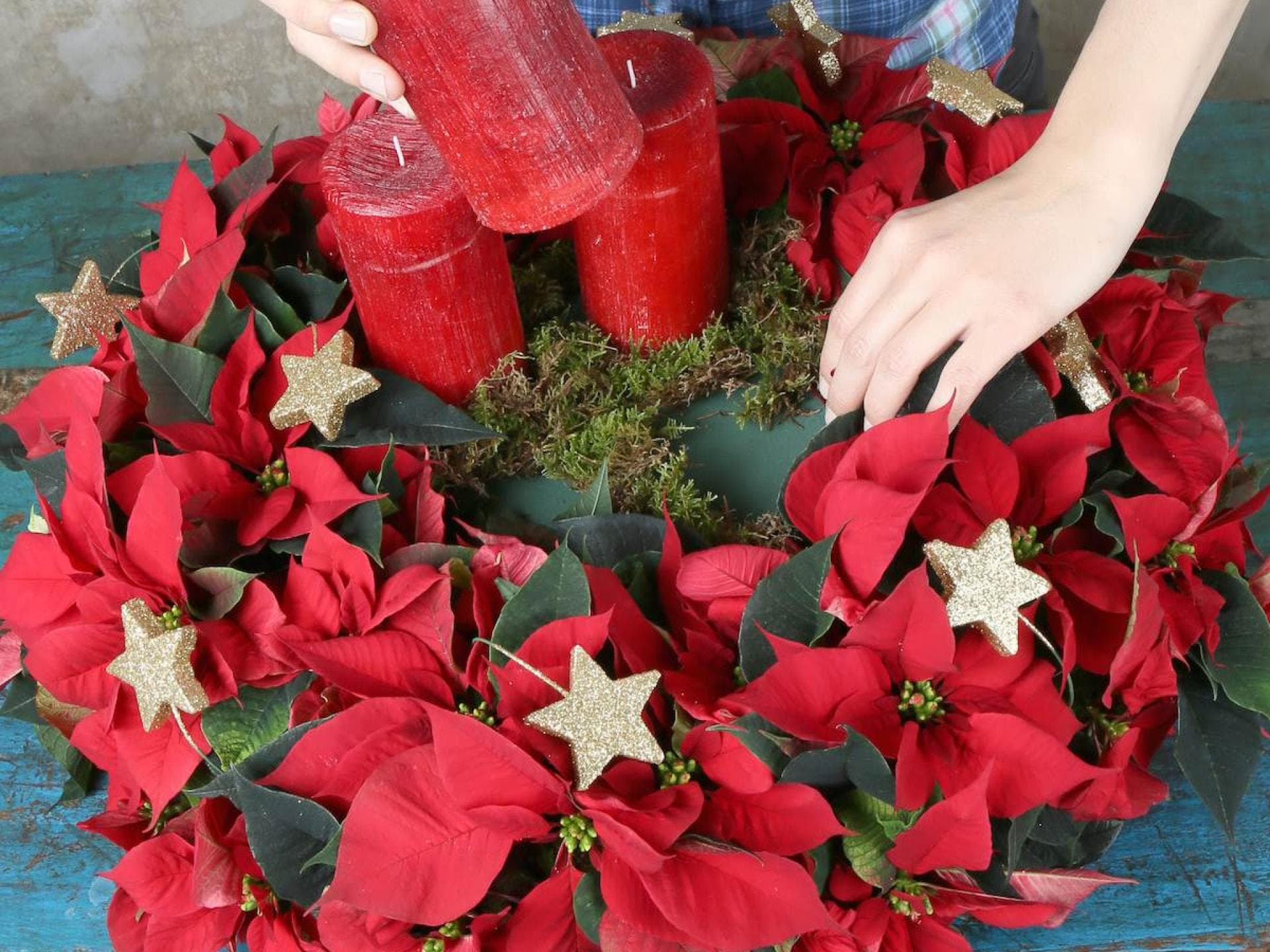 Adventskranz mit Kerzen und Weihnachtssternen Adventskranz mit Kerzen und Trockesteckmasse