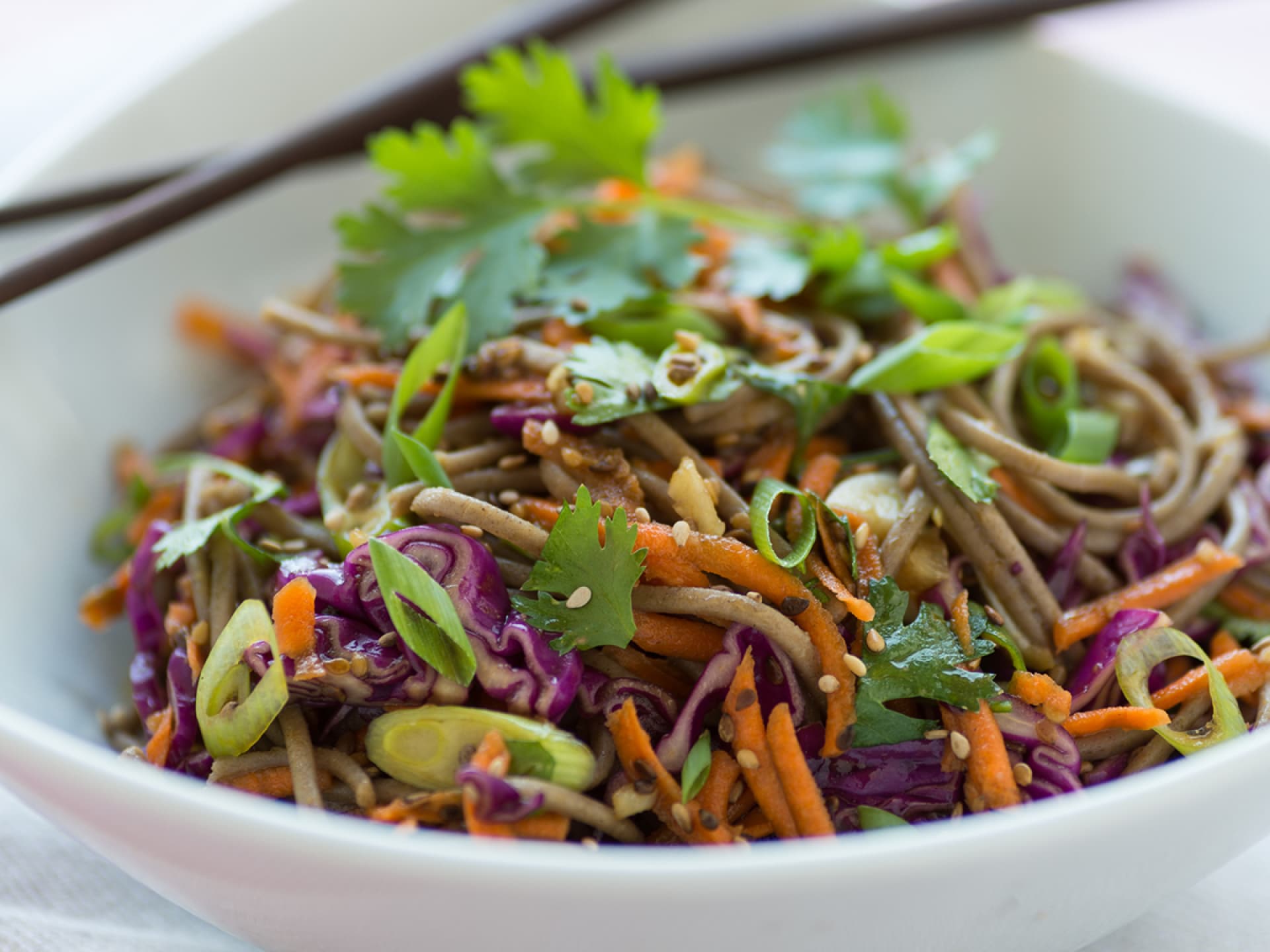Asiatischer Reisnudelsalat mit Hackfleisch und Mango