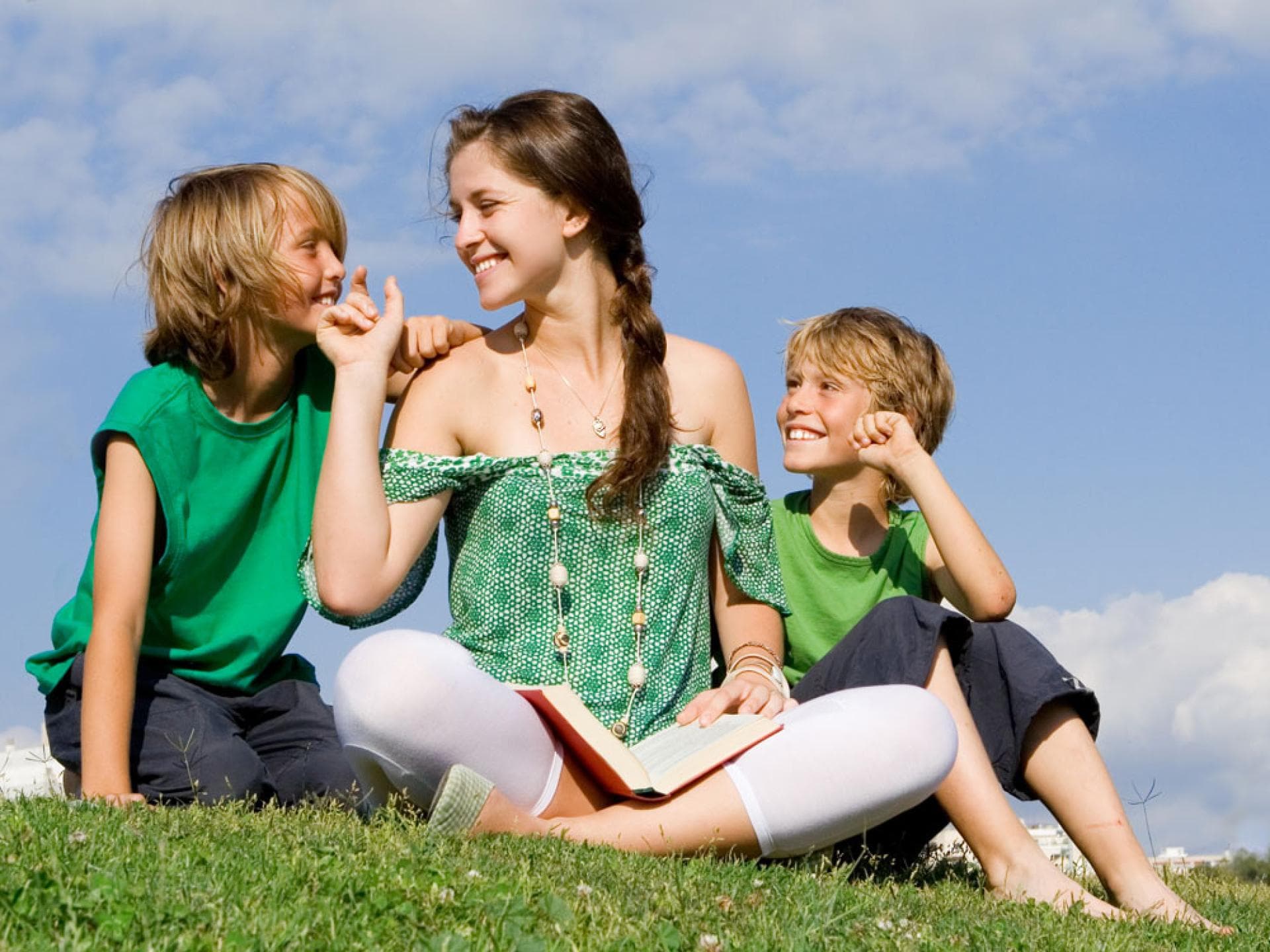 Ein junges Mädchen arbeitet als Au Pair und passt auf zwei Kinder auf Ein junges Mädchen arbeitet als Au Pair und passt auf zwei Kinder auf