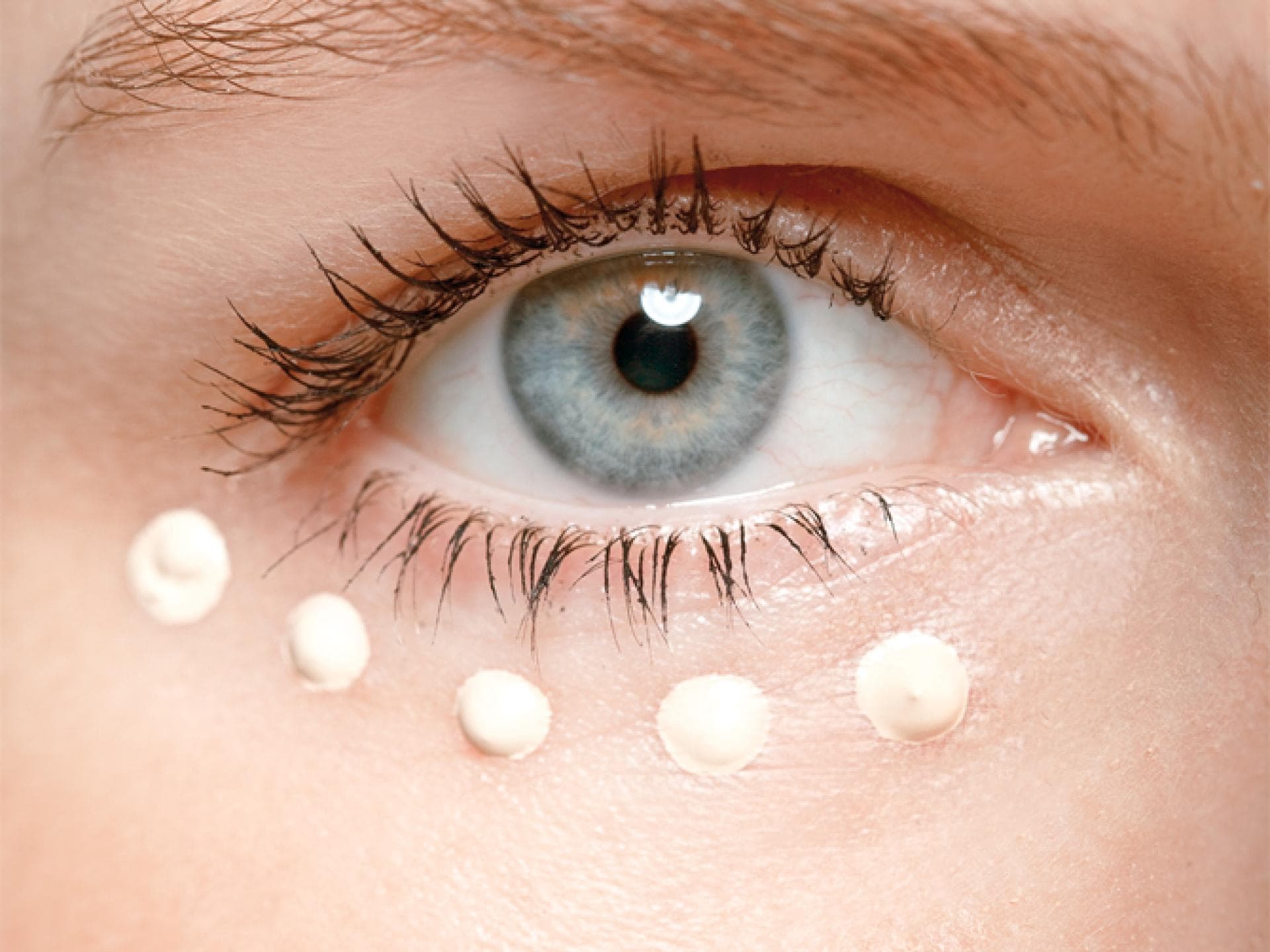 Die Augenringe einer Frau sind mit Concealer betupft - So kaschieren Sie Ihre Augenringe 