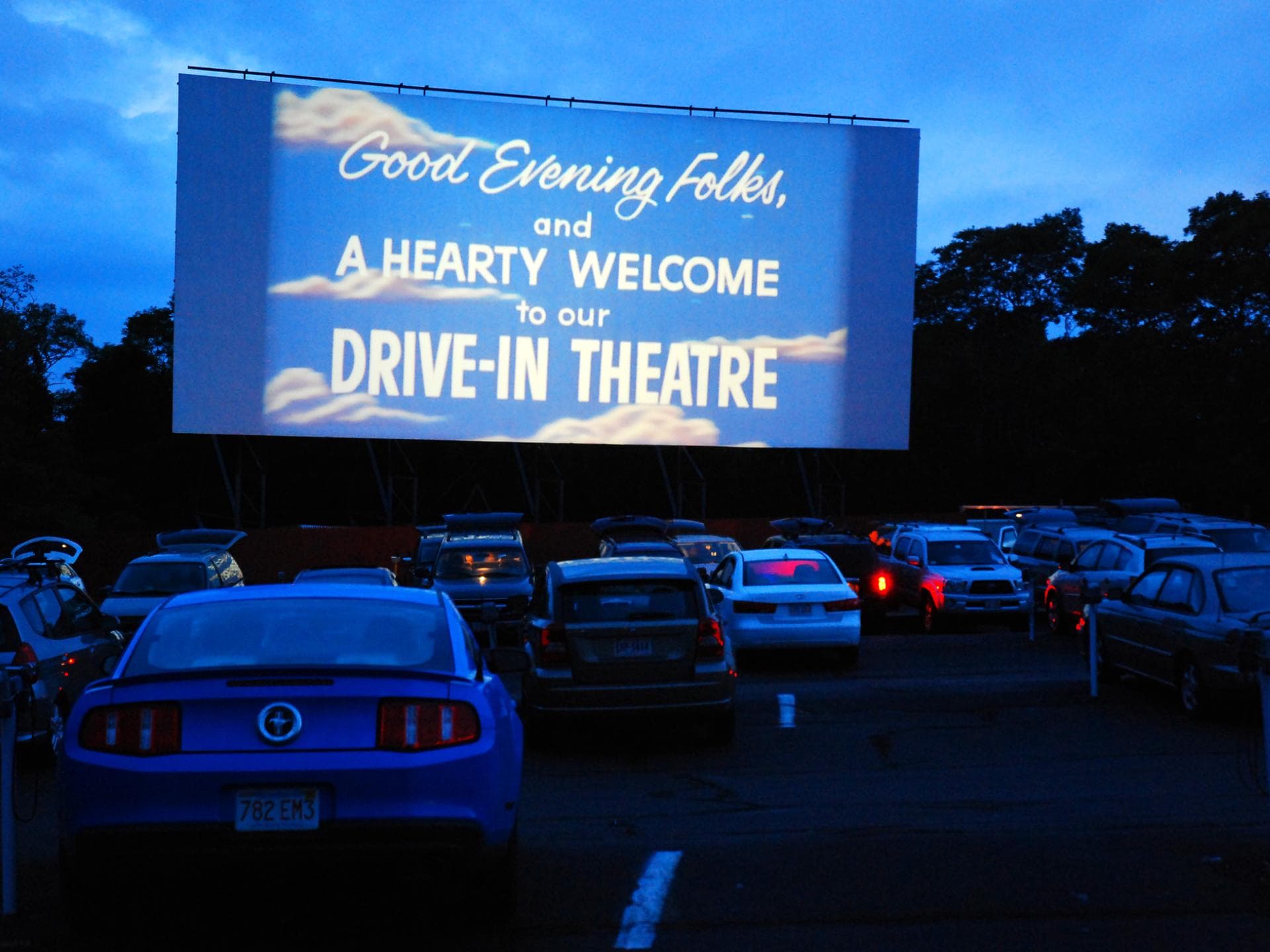 Das sollten sie beim Besuch eines Autokinos beachten Autokino: Autos stehen vor Leinwand