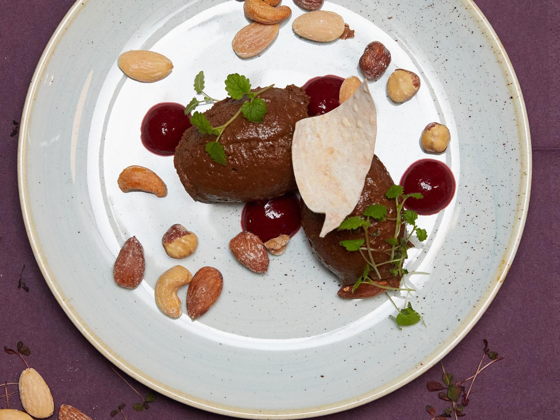 Dessert: Rundete das Menü perfekt ab: Eine fluffige Mousse aus Schokolade und Avocado, garniert mit Nüssen – da können nicht nur Naschkatzen scher widerstehen.
