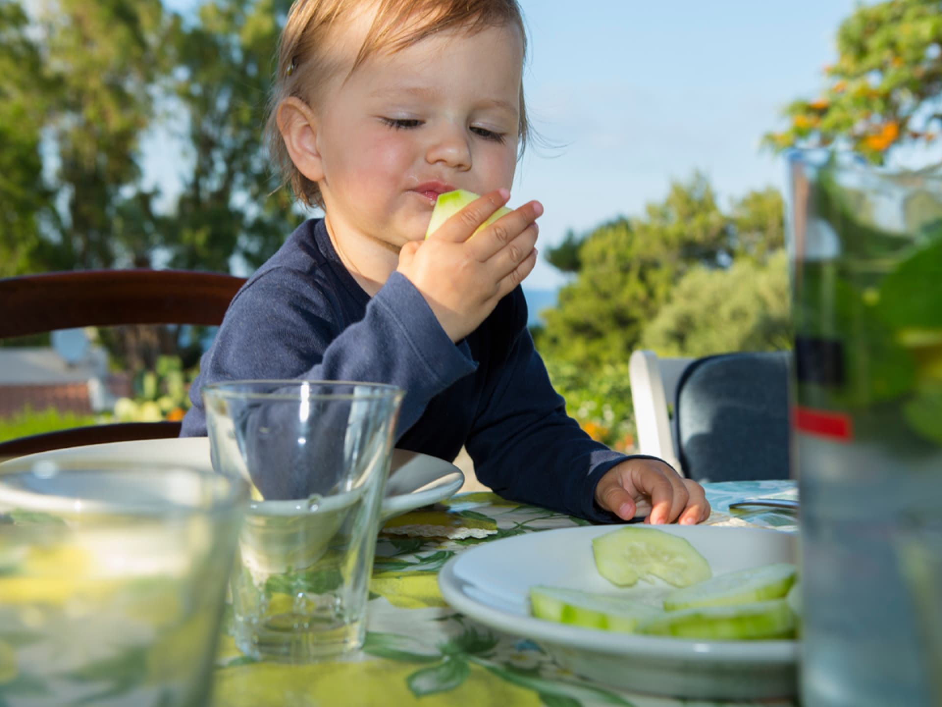 Baby Led Weaning Baby isst Apfel