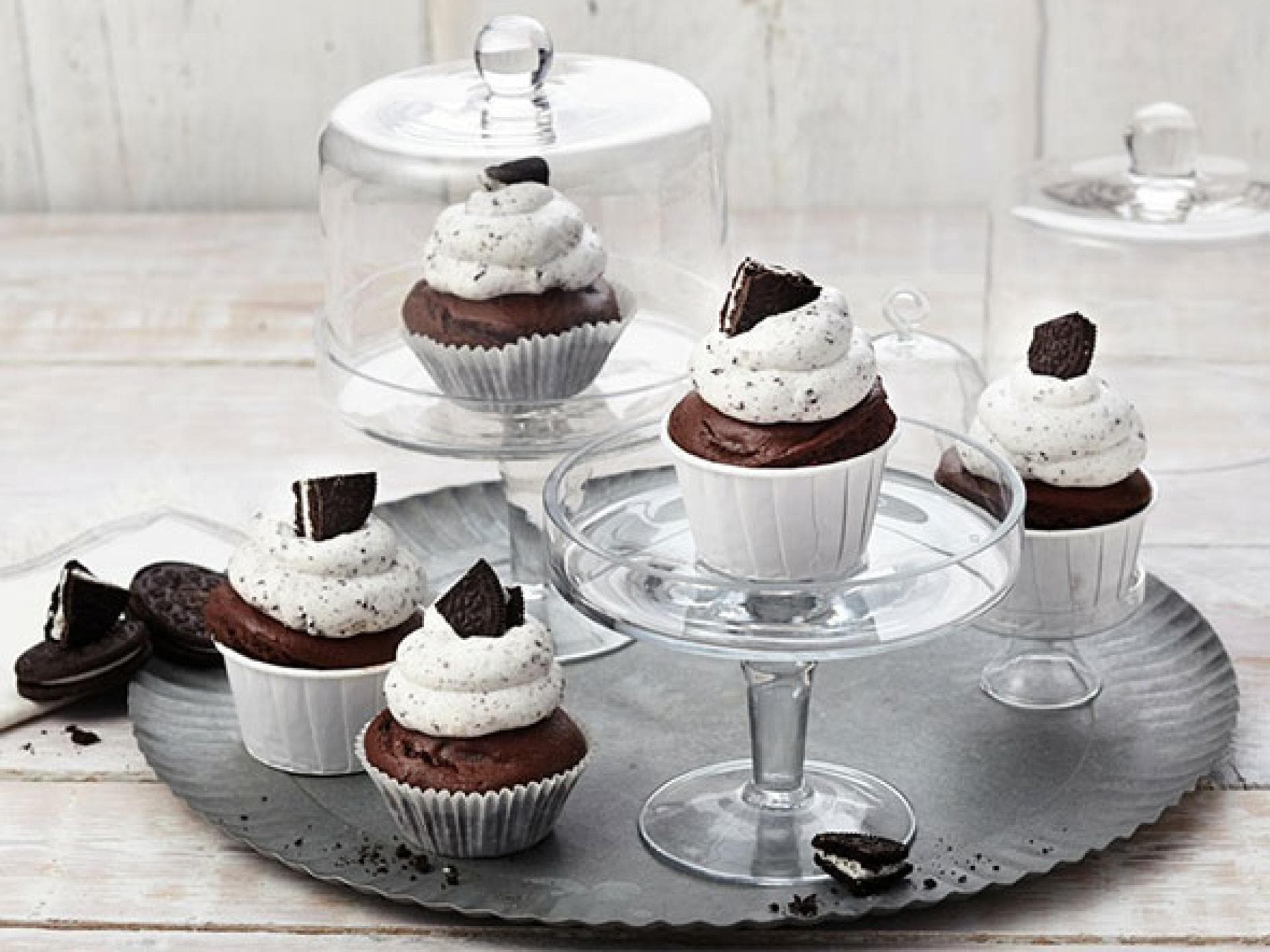 Schoko-Cupcakes mit Oreo-Keksen und sahnigem Topping