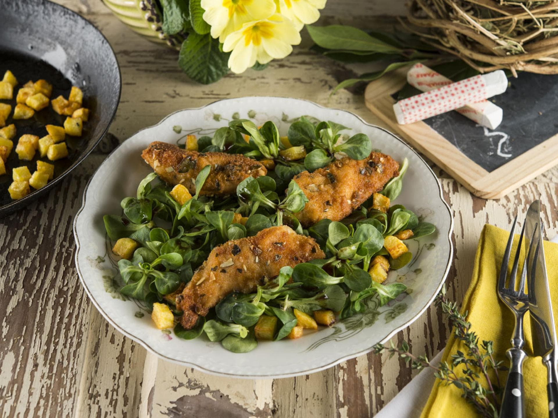 Backhendlsalat mit Kartoffelwürfeln Rezept