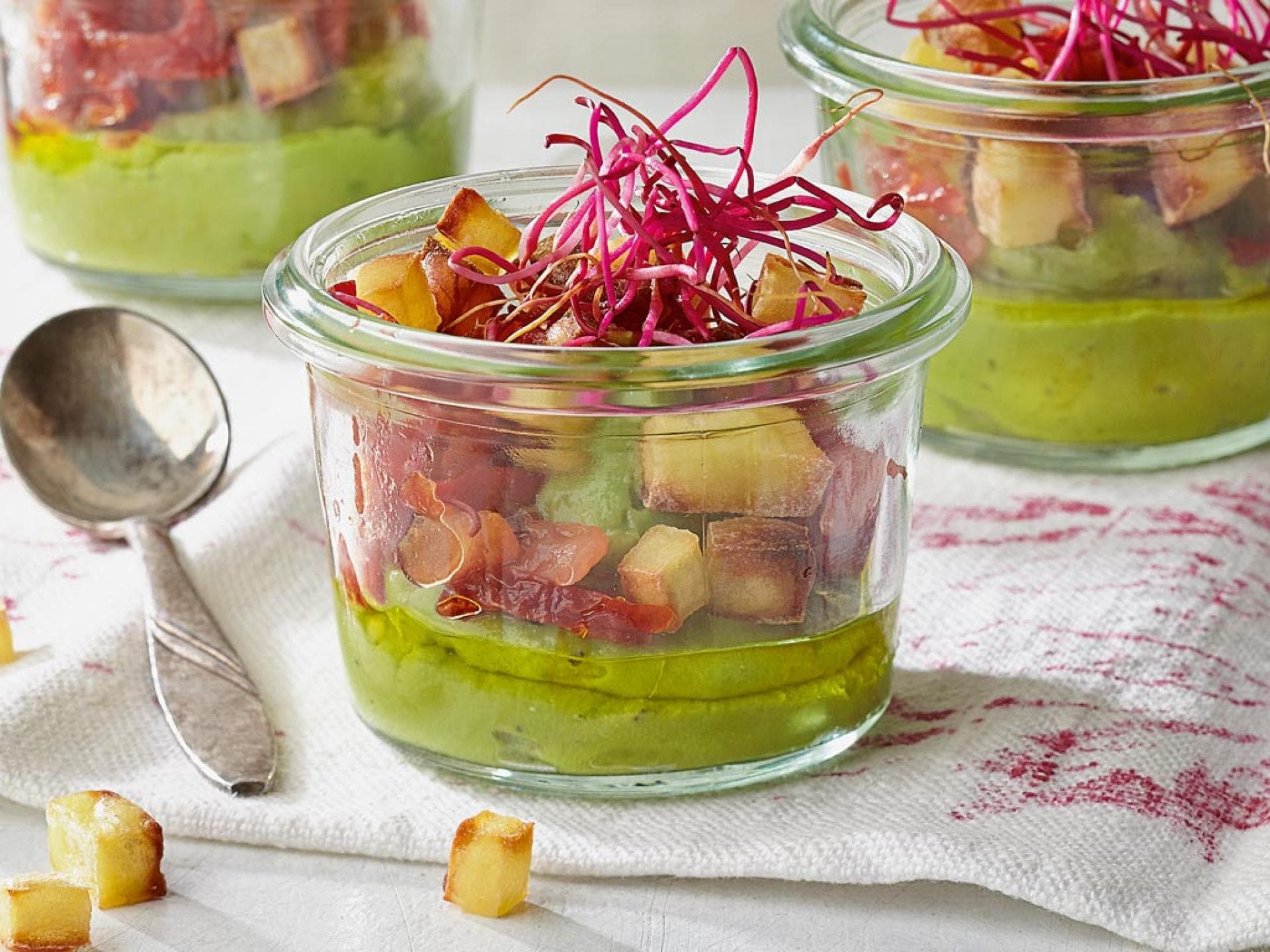 Avocadocreme mit getrockneten Tomaten und Croûtons Das Rezept für die Avocadocreme ist basisch und besonders bekömmlich