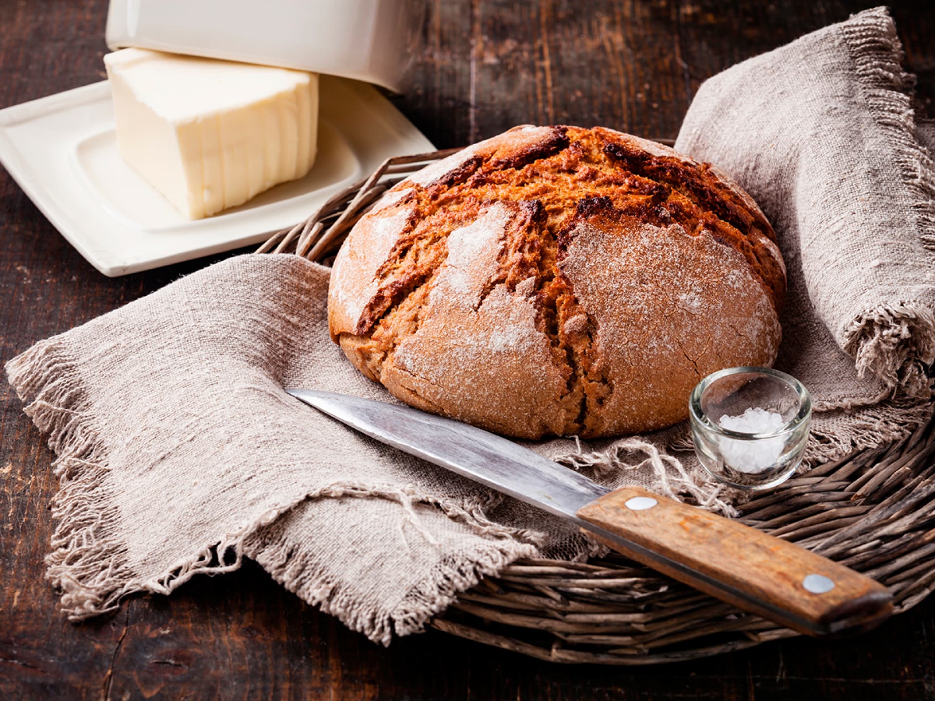 frisches Bauernbrot, Butter und Salz