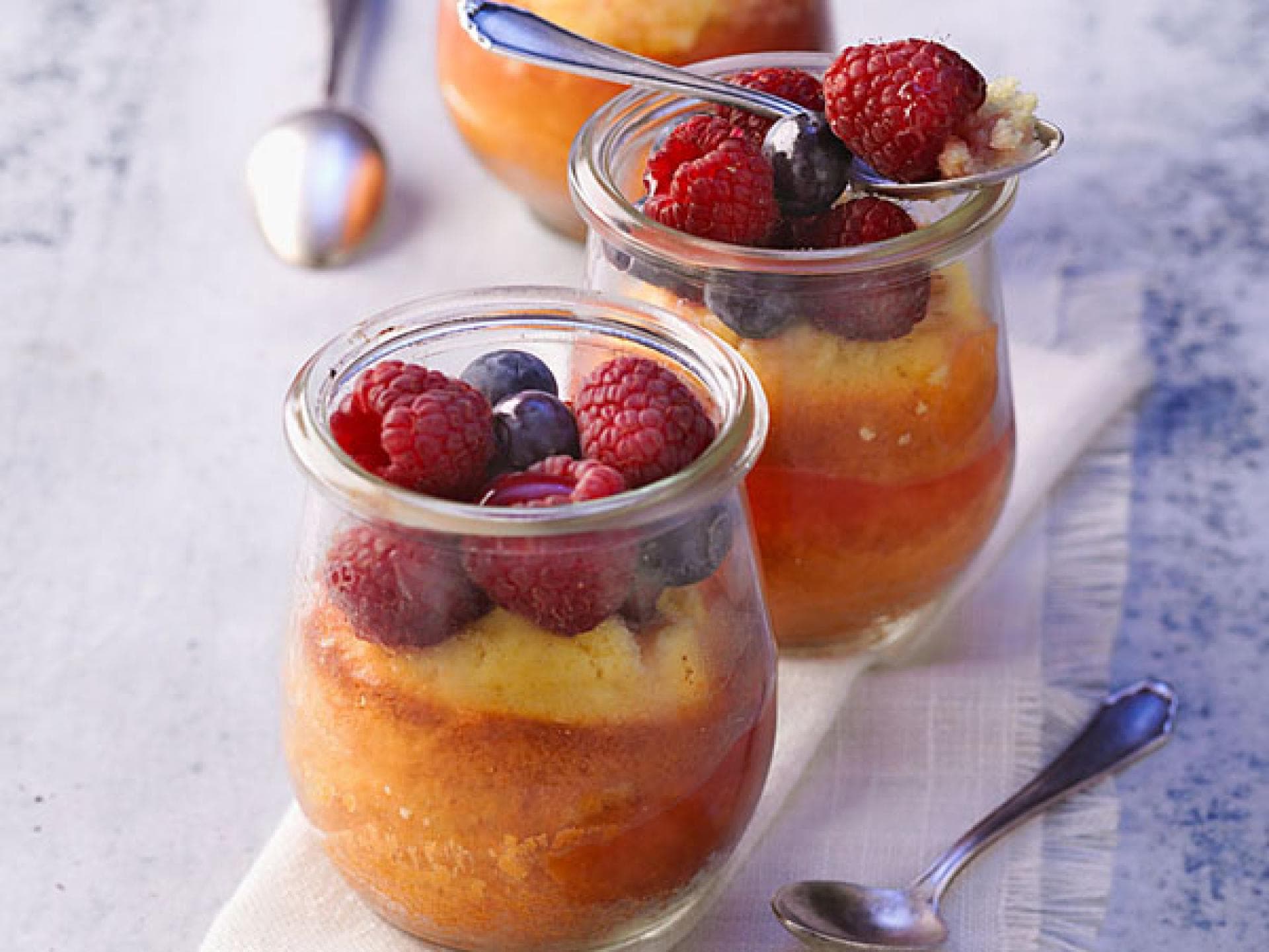 Rote-Beeren-Kuchen im Glas