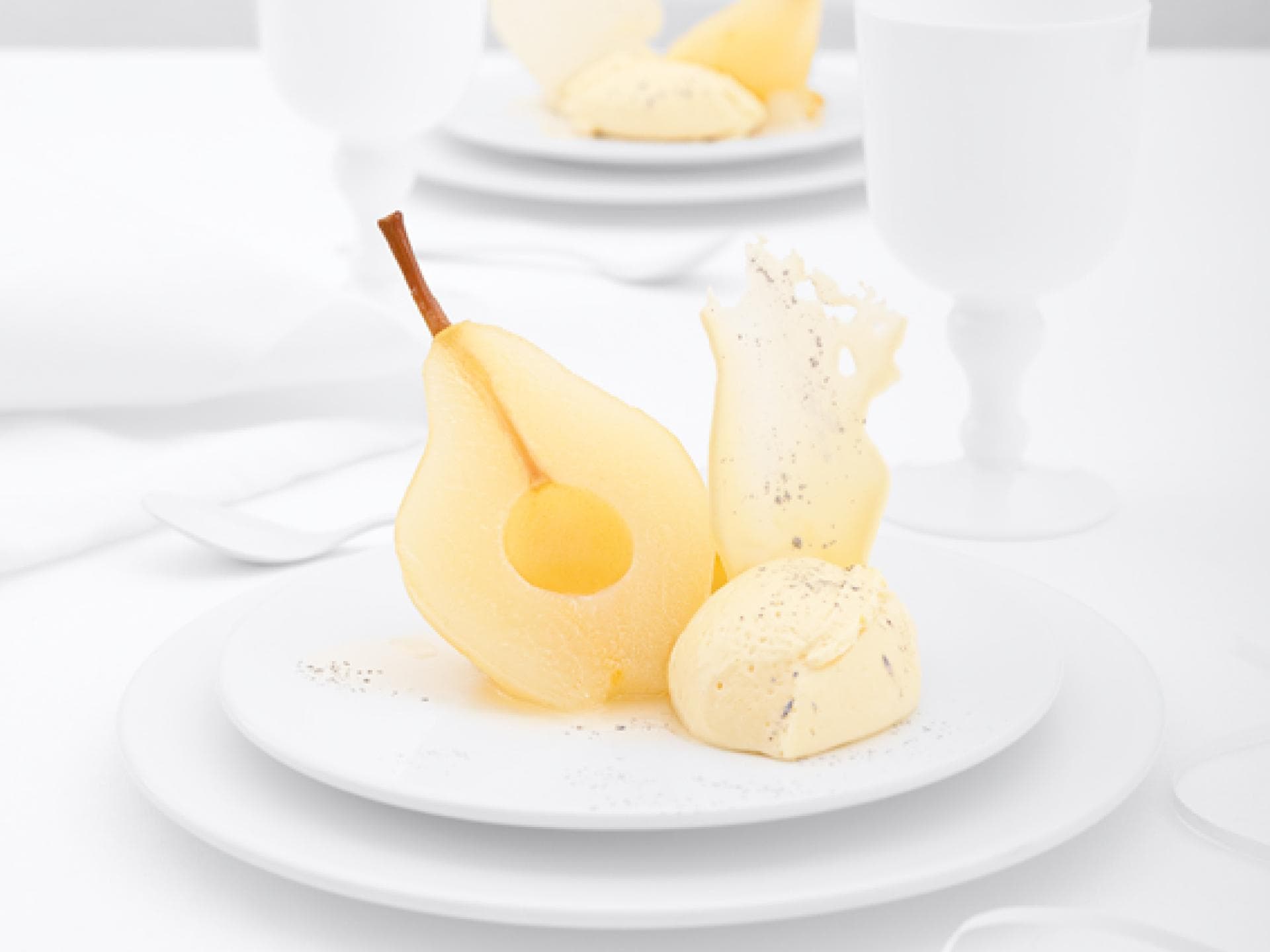 Weißes Schokoladen-Mousse mit Basilikum-Birnen-Kompott und Schokoladen-Segeln