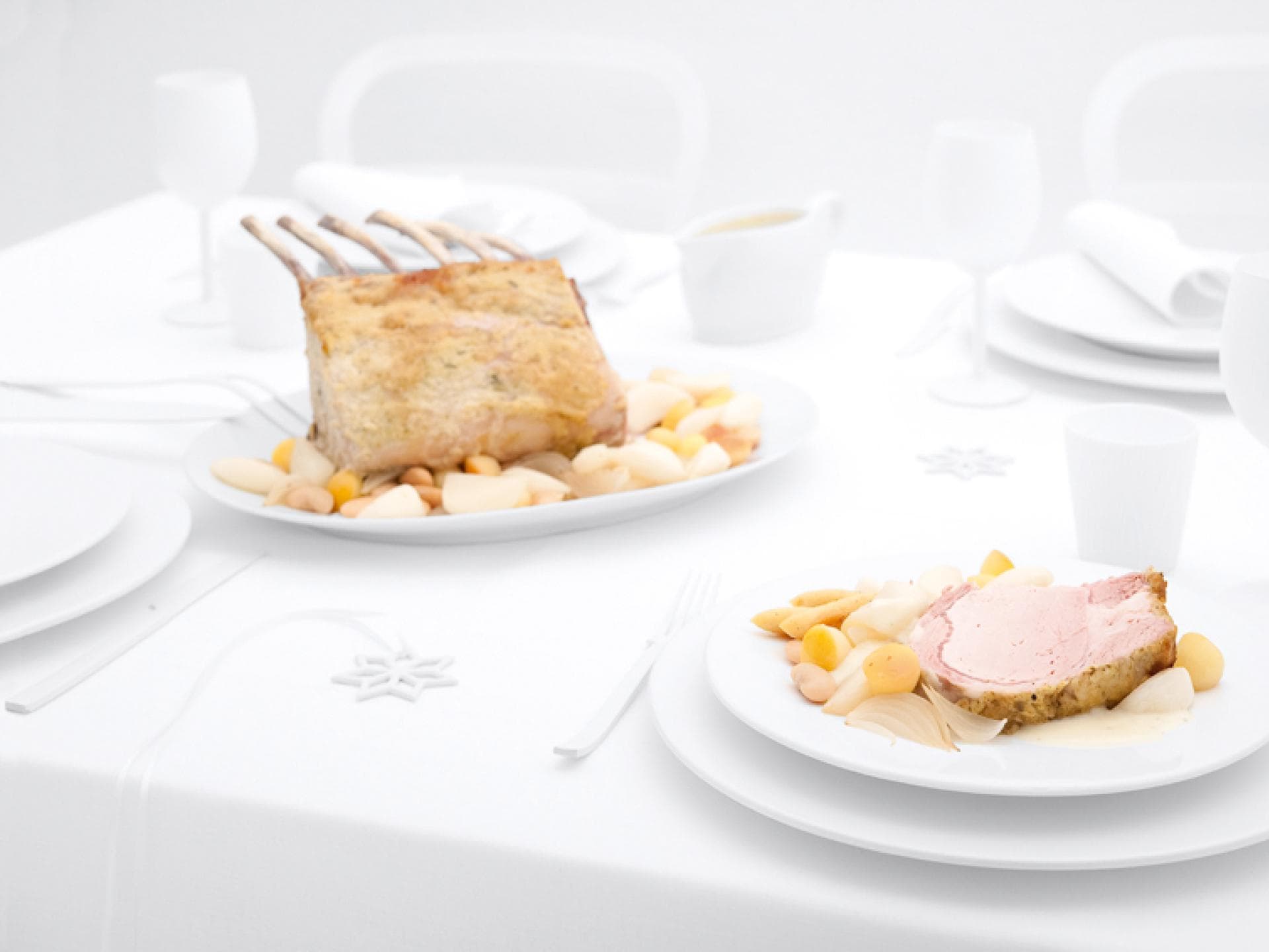 Schweinekarree mit weißen Bohnen und Apfel