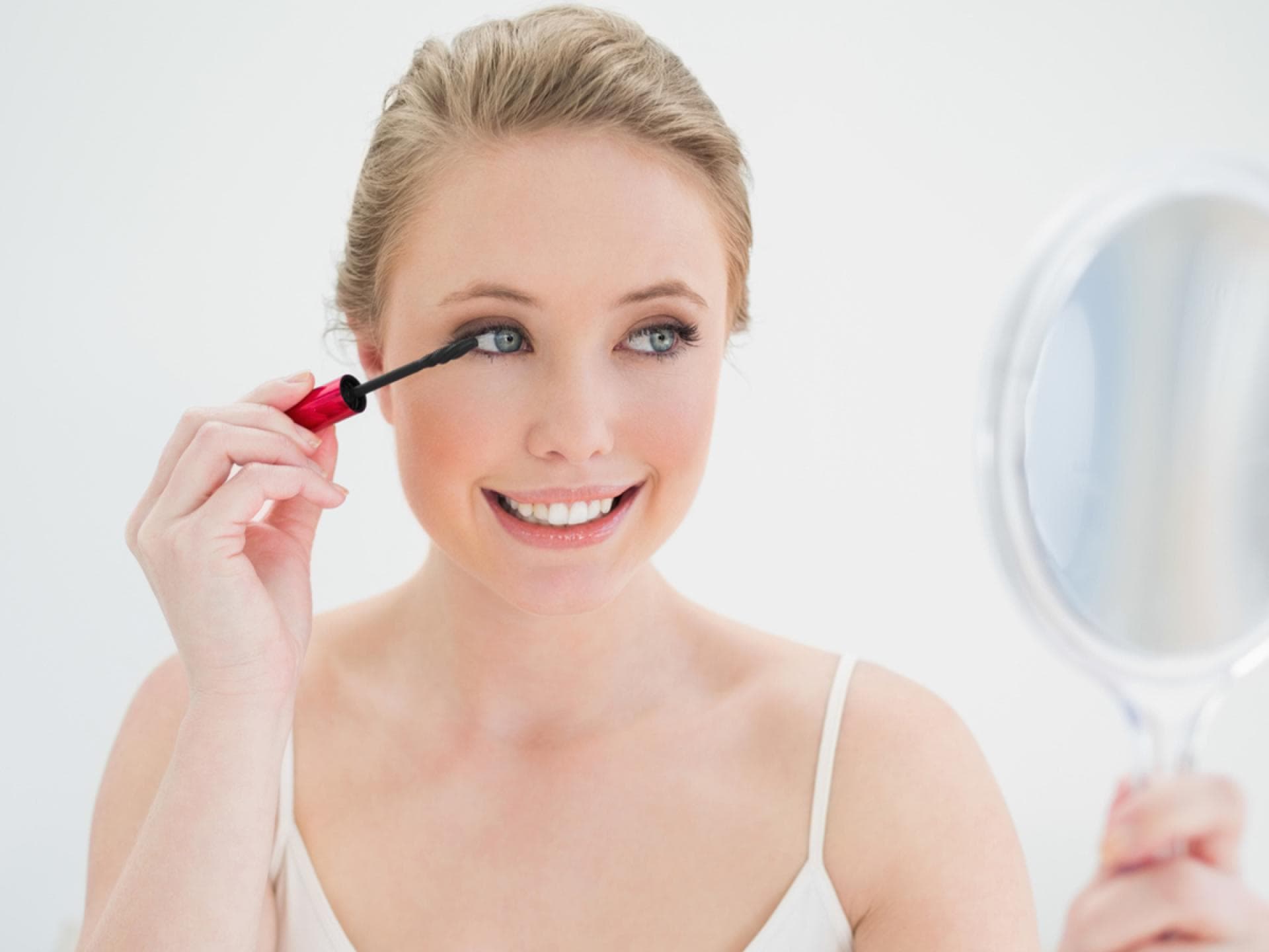 Frau schminkt ihre blauen Augen - Wir zeigen Ihnen mit unseren Schminktipps, wie Sie den besten Look kreieren