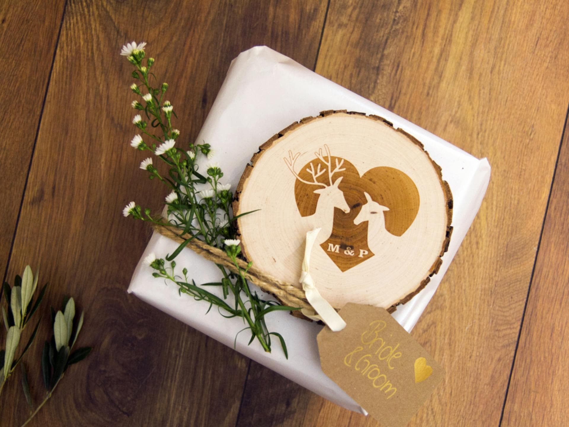 Geschenkverpackung mit Baumscheibe und Blüten