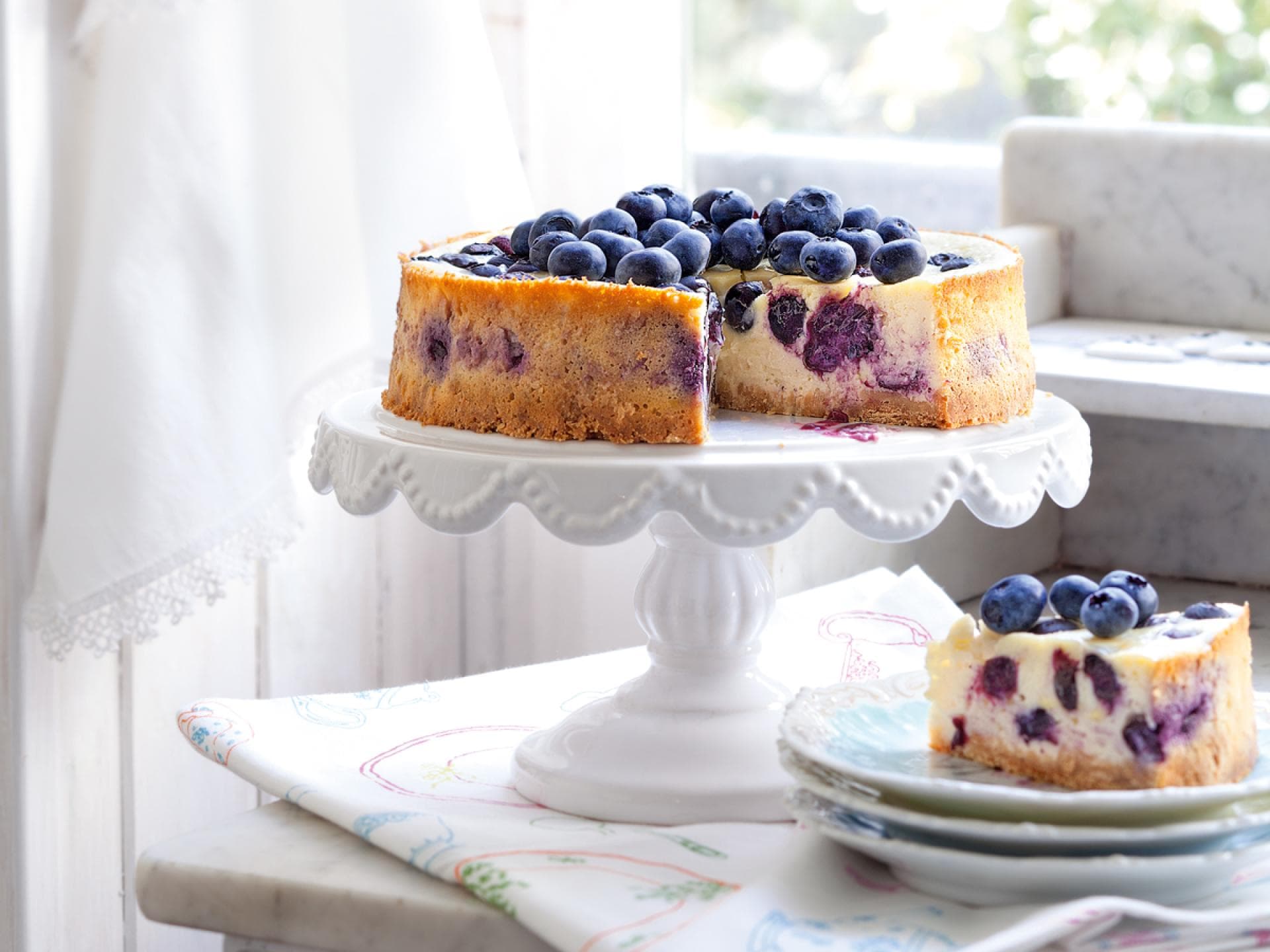 Blueberry Cheesecakemit einm Boden aus Butterkeksen und einer Creme aus Ricotta und Frischkäse