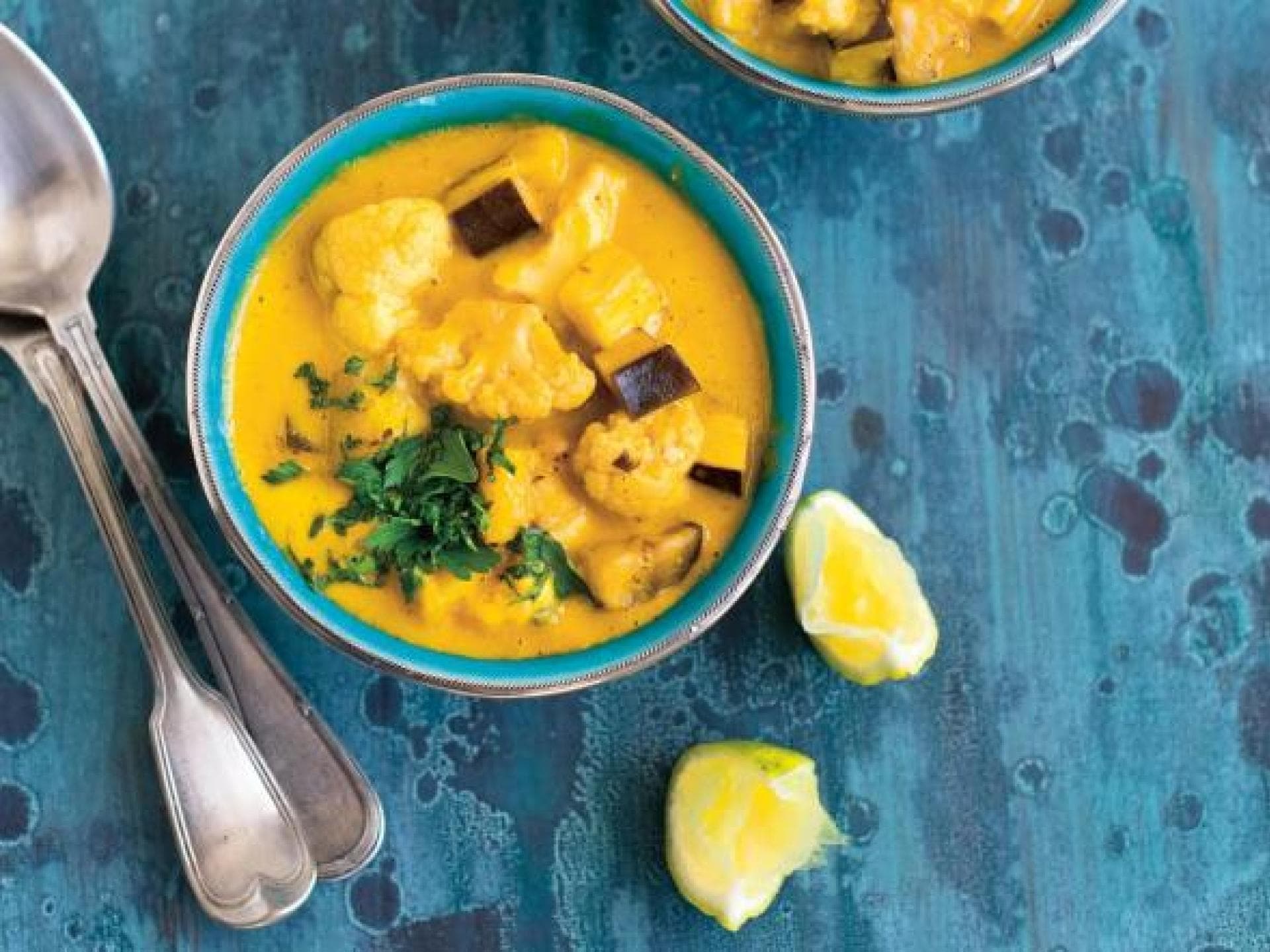 Blumenkohl-Curry mit Mango und Aubergine