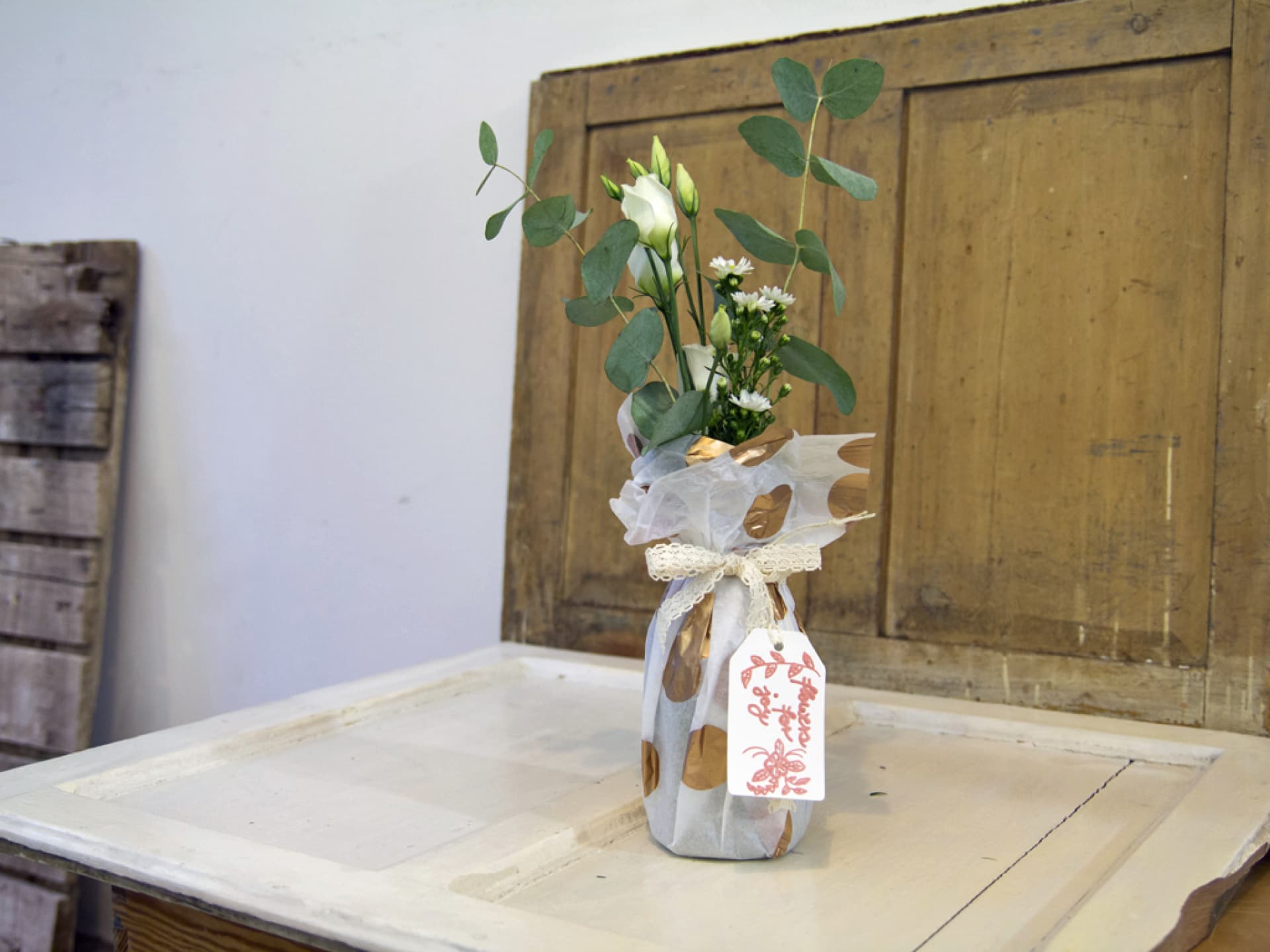 Blumiger Hochzeitsgruß in dekorativer Vase