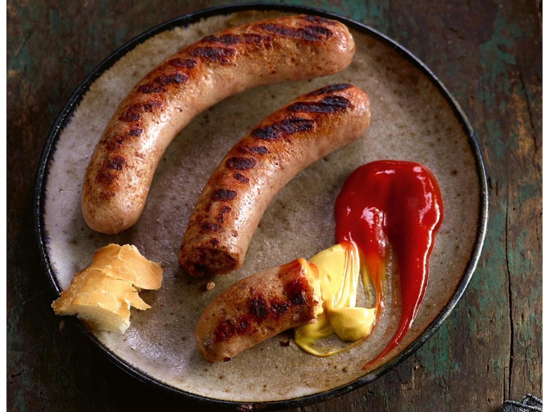Selbstgemachte Bratwurst mit Senf und Ketchup 
