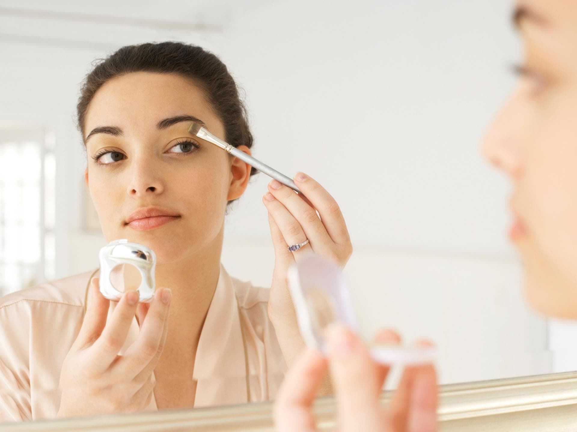 Braune Augen schminken Frau schminkt sich die Augen - Wir geben Tipps für das perfekte Make-up für Rehaugen und Schneewittchen