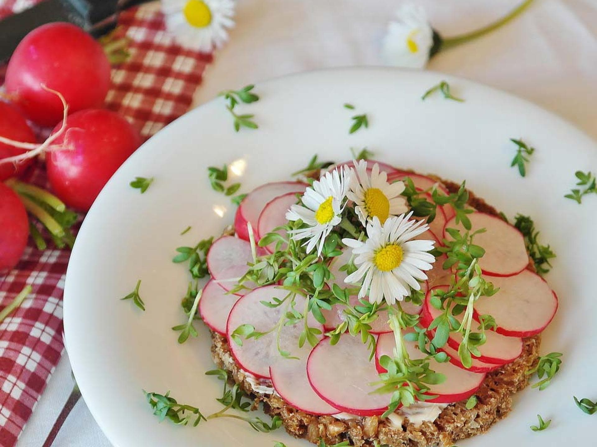 Brot mit Radieschen