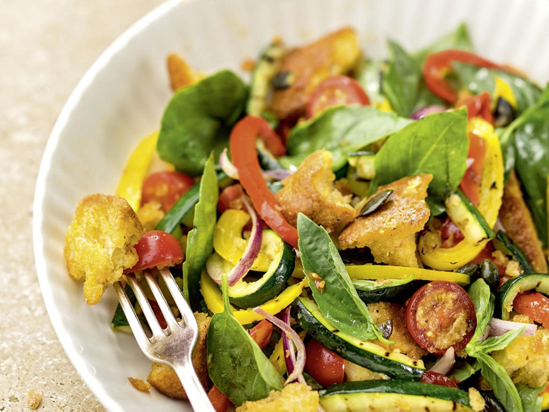 Brotsalat mit gegrilltem Gemüse