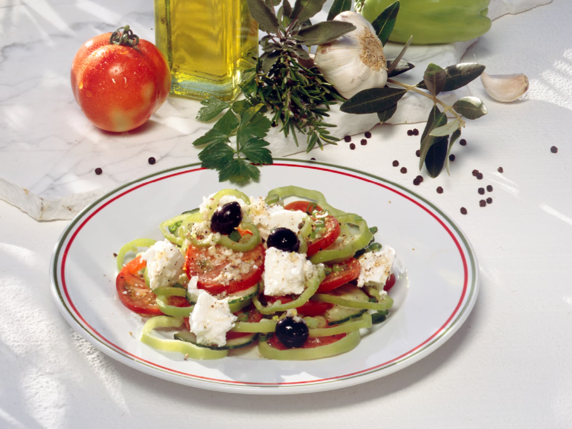Salat aus Paprika, Tomaten und Feta