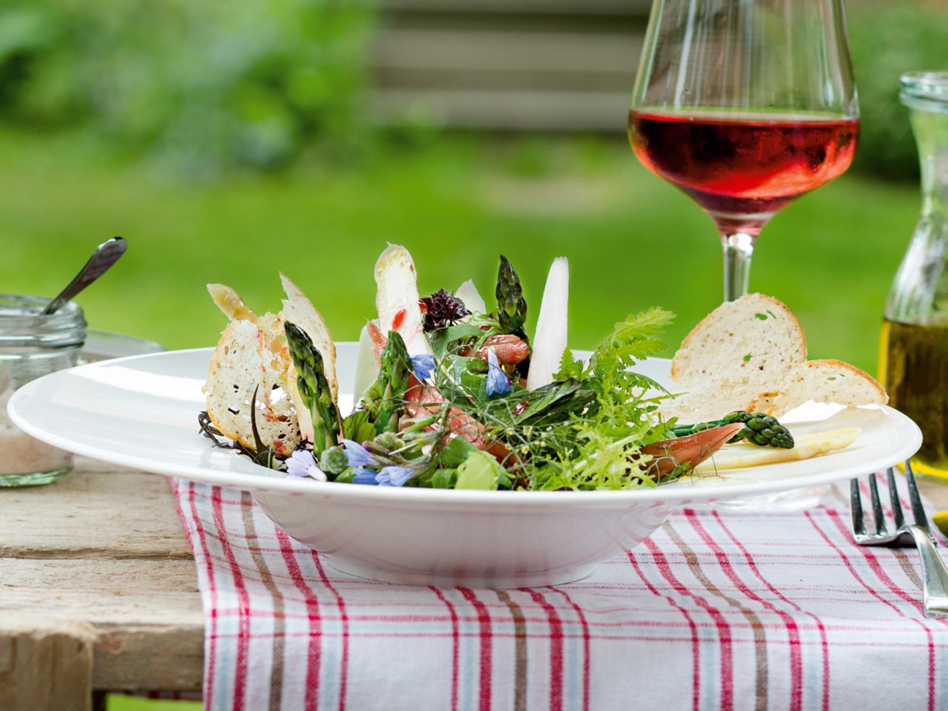 Bunter Hofsalat mit zweierlei Spargel und Rhabarber Bunter Hofsalat mit zweierlei Spargel und Rhabarber