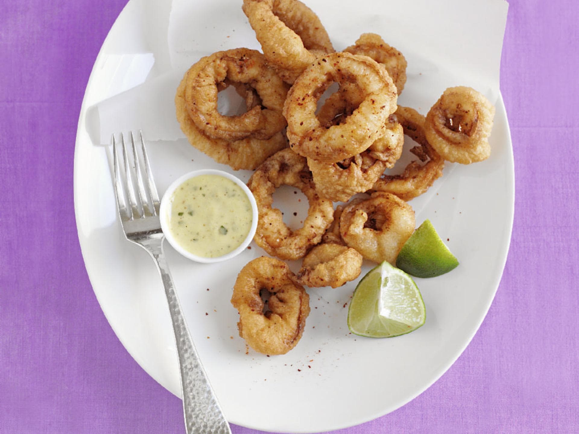 Calamari fritti mit leckerer Koriander-Aioli - Das Rezept für die frittierten Tintenfisch-Ringe finden Sie bei uns