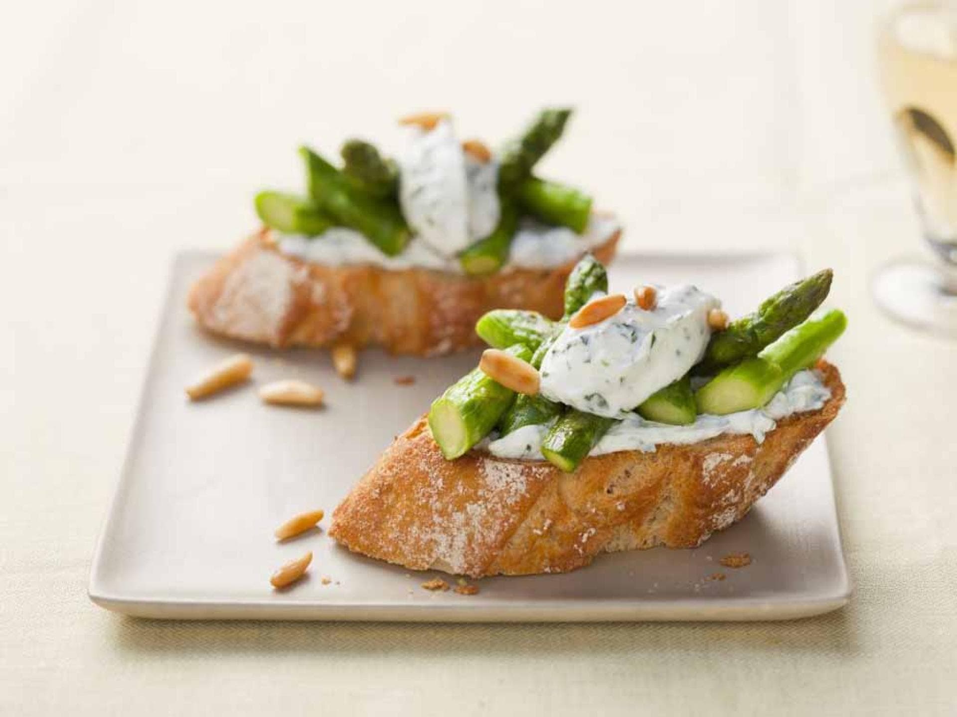 Spargelcrostini mit Ziegenkäse - Das leckere Rezept finden Sie bei uns