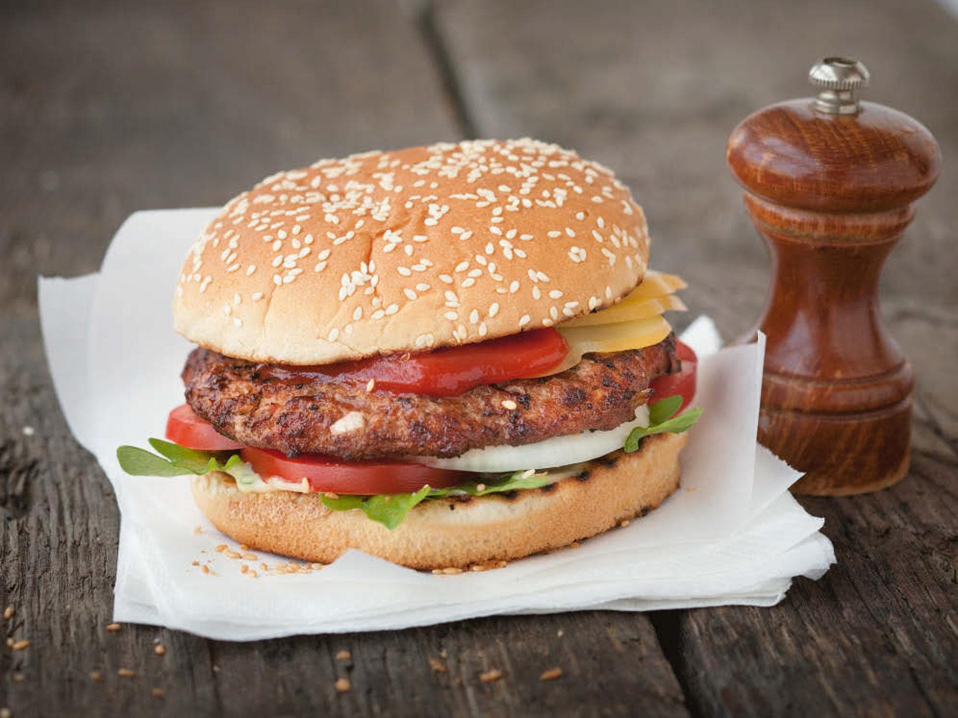 Cheeseburger Italia - Das Rezept für den leckeren Burger auf italienische Art finden Sie bei uns 