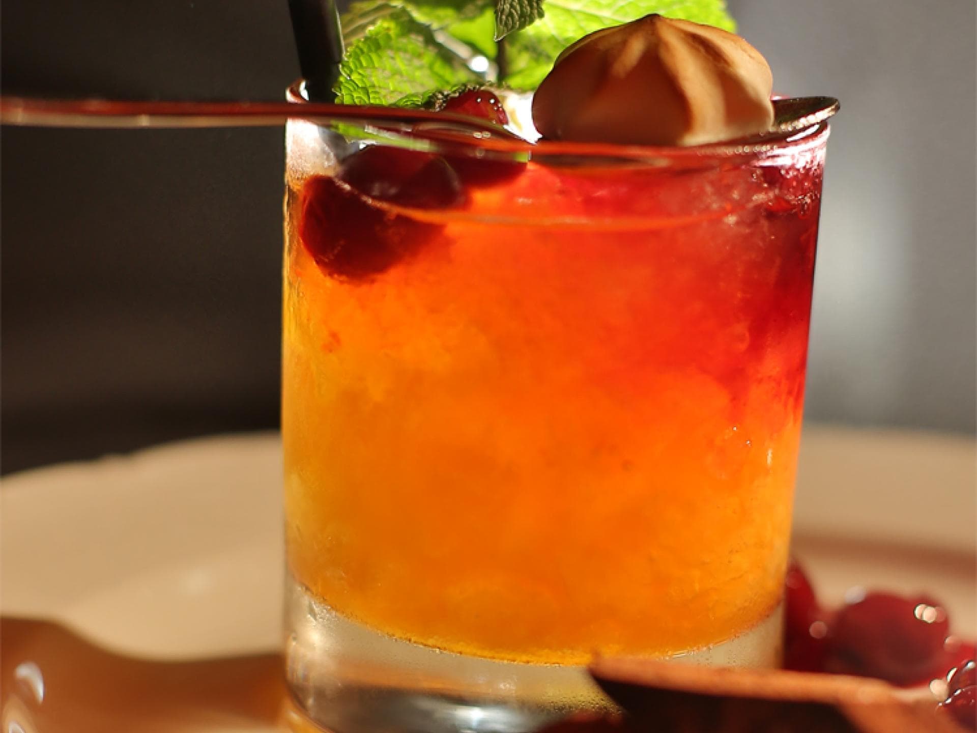Cherry-Walker-Cocktail mit dem Whiskey von Johnnie Walker 
