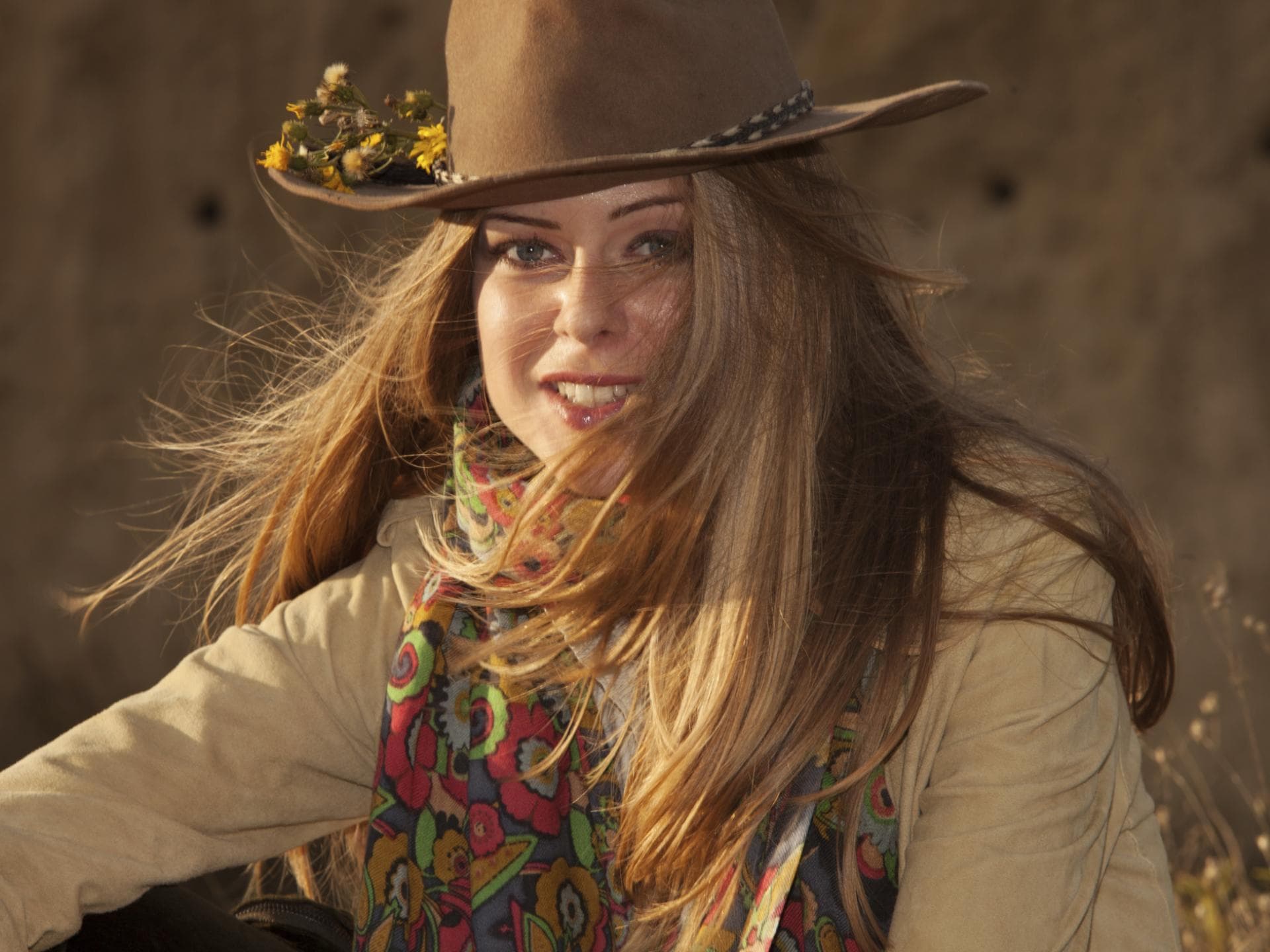 Cowgirl Karneval Frau ist als Cowgirl verkleidet - Tipps für das Make-up an Karneval
