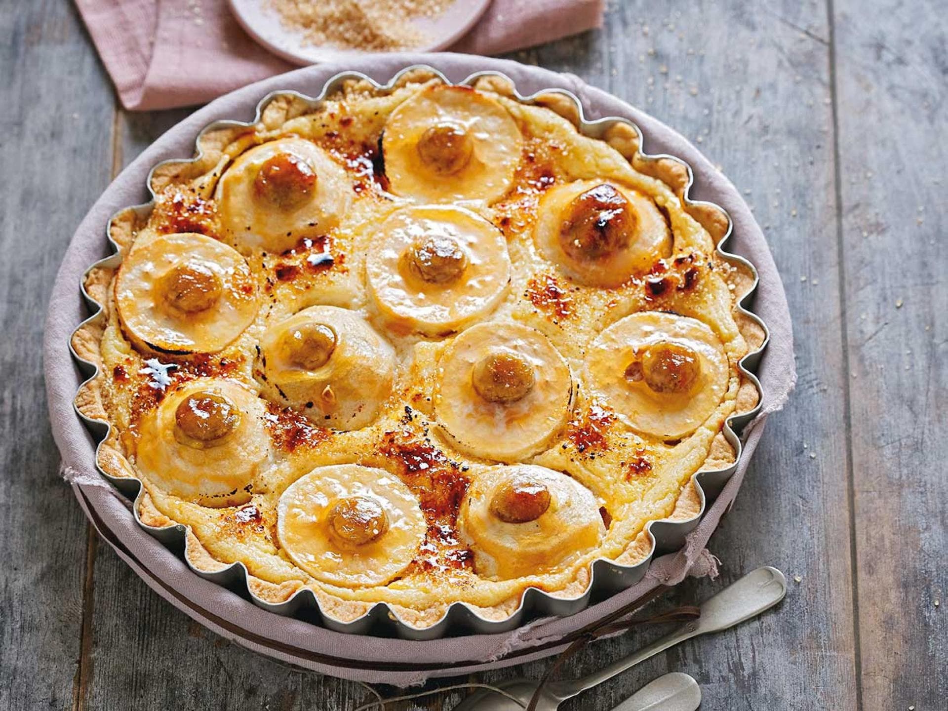Creme-Brulee-Kuchen mit Brataepfeln 