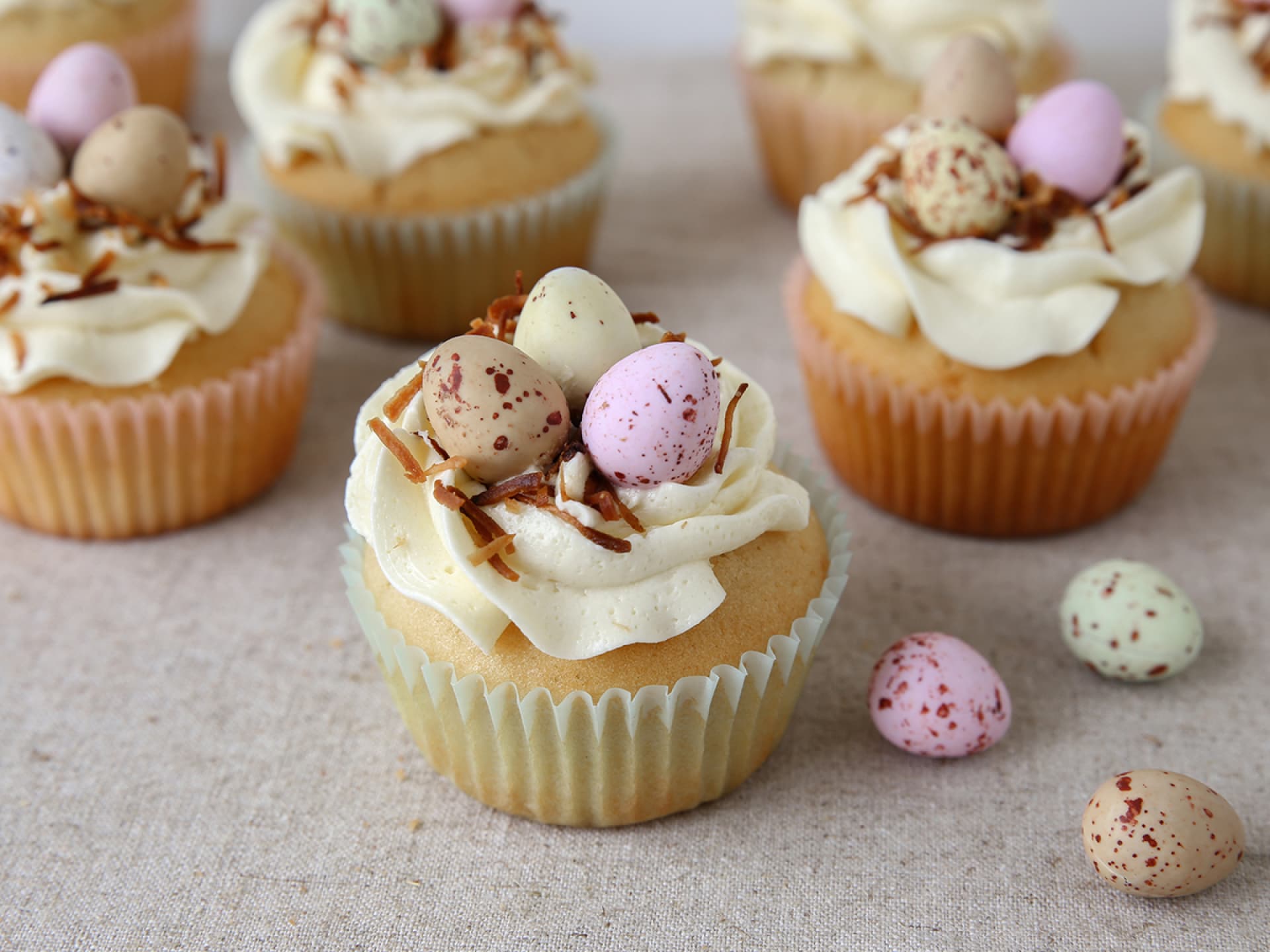 Cupcakes mit Eierlikör und Schokoeiern