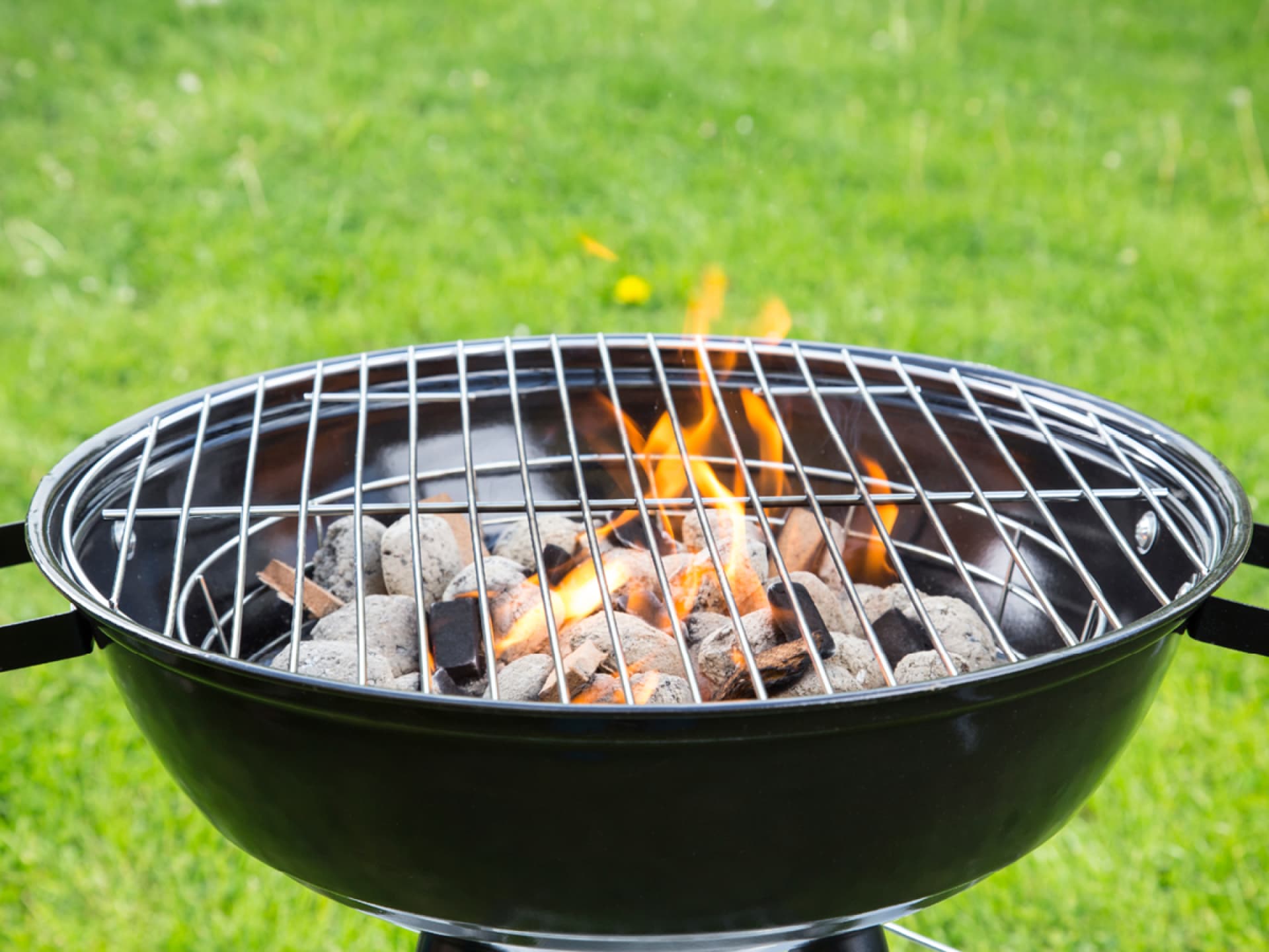 Was Sie bei dem Grillen mit einem Holzkohlegrill beachten sollten 
