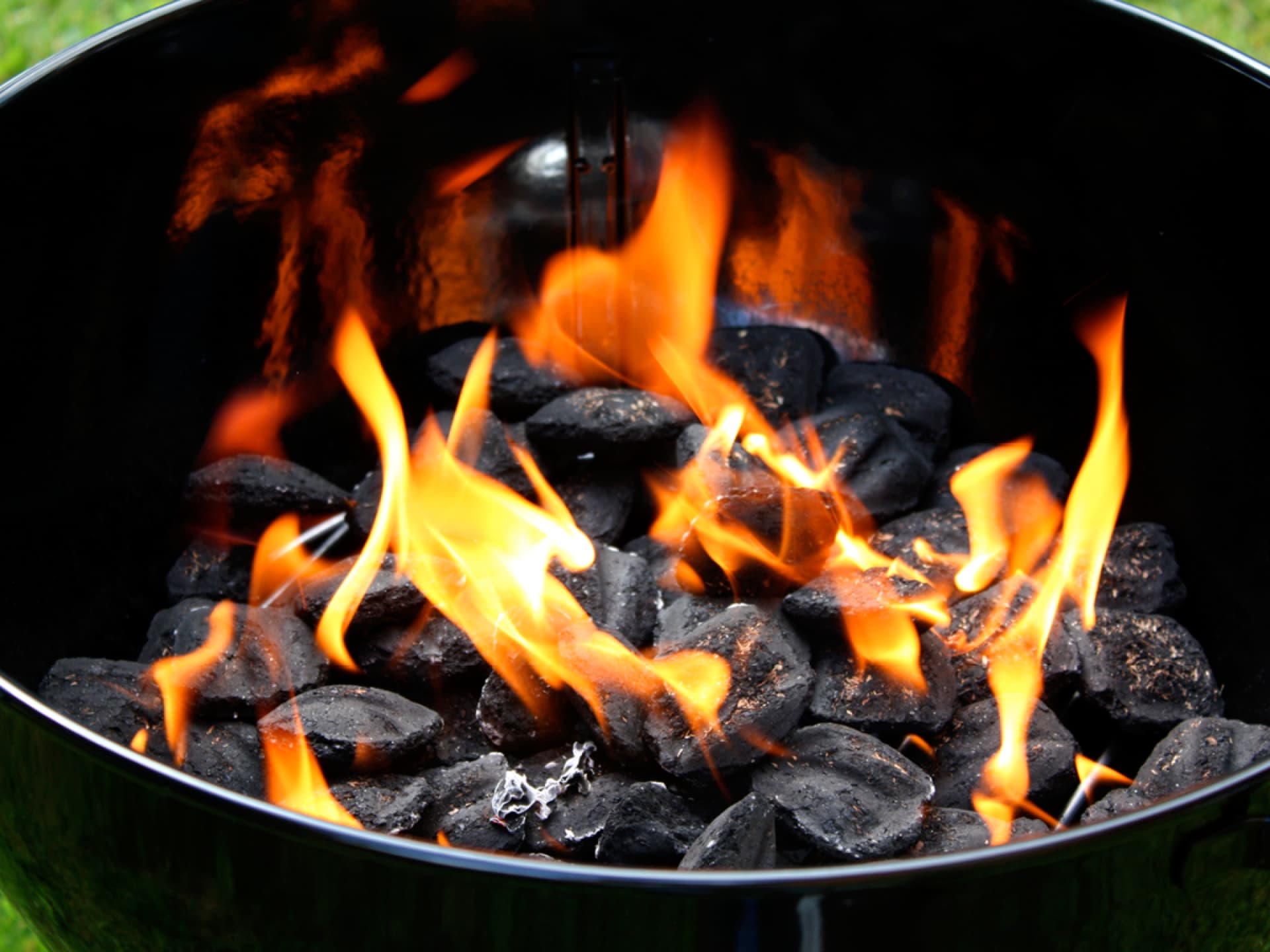 Die richtige Grillkohle Brennende Holzkohle