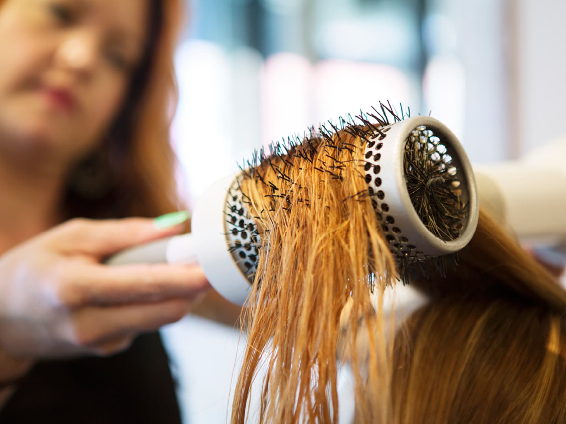 Rundbürste im Haar