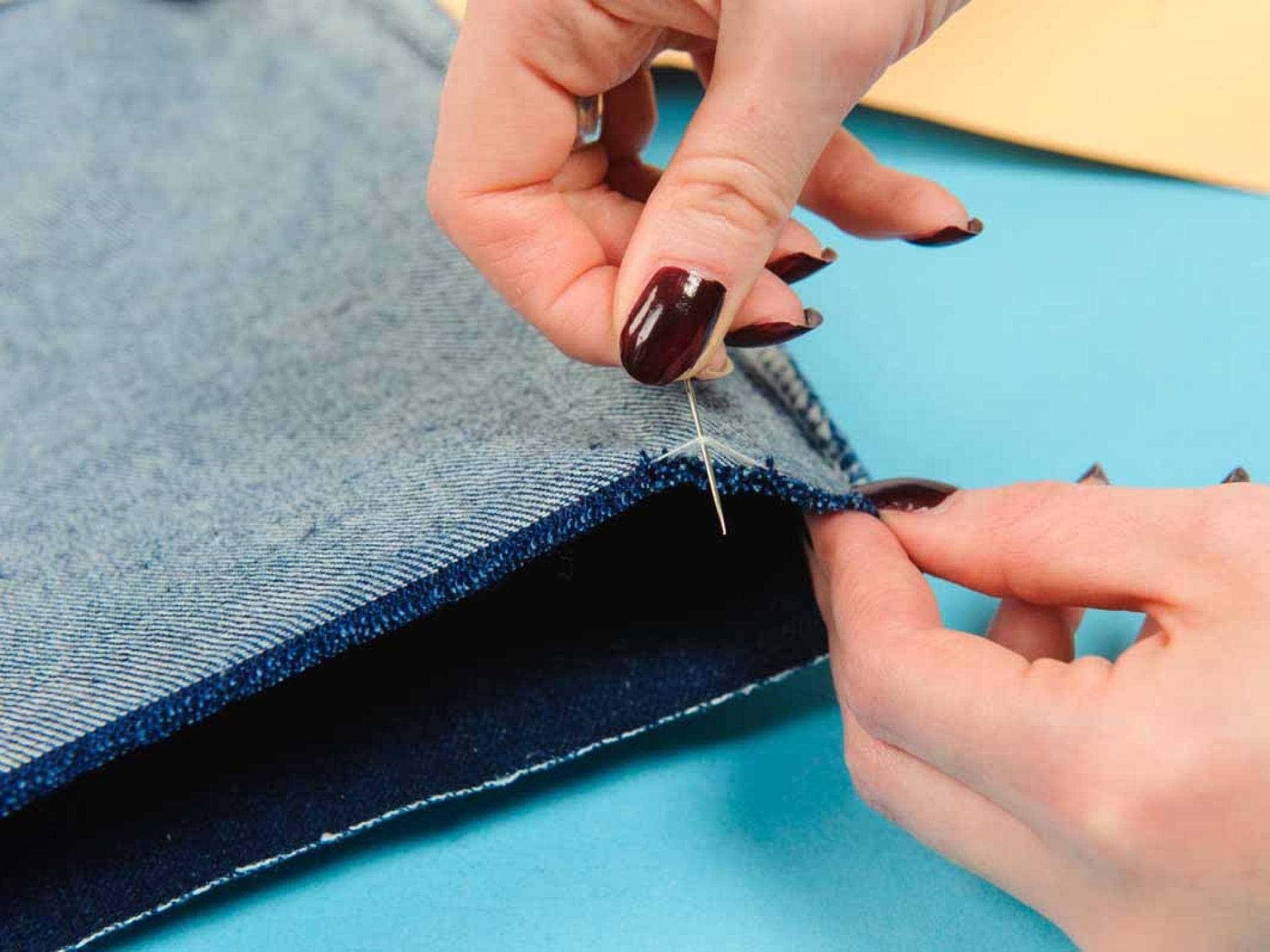 DIY Fransenrock mit Patches Step-by-Step Anleitung Fransenrock mit Patches