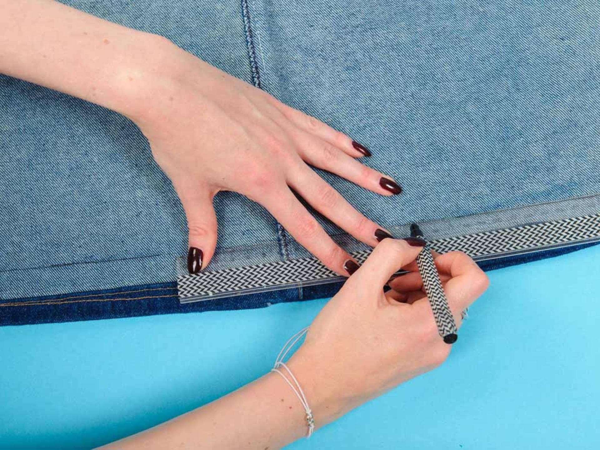 DIY Fransenrock mit Patches Step-by-Step Anleitung Fransenrock mit Patches