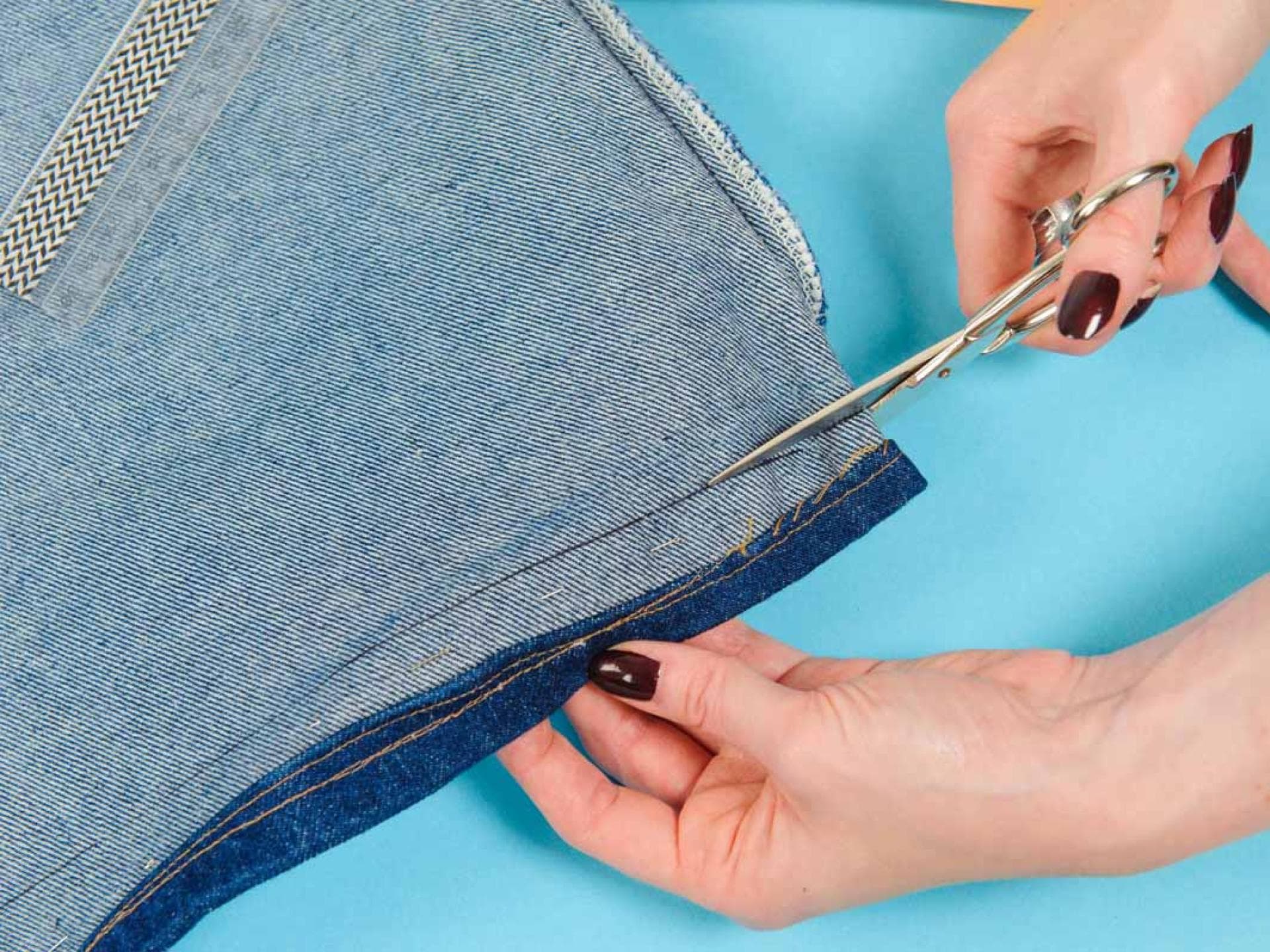 DIY Fransenrock mit Patches Step-by-Step Anleitung Fransenrock mit Patches