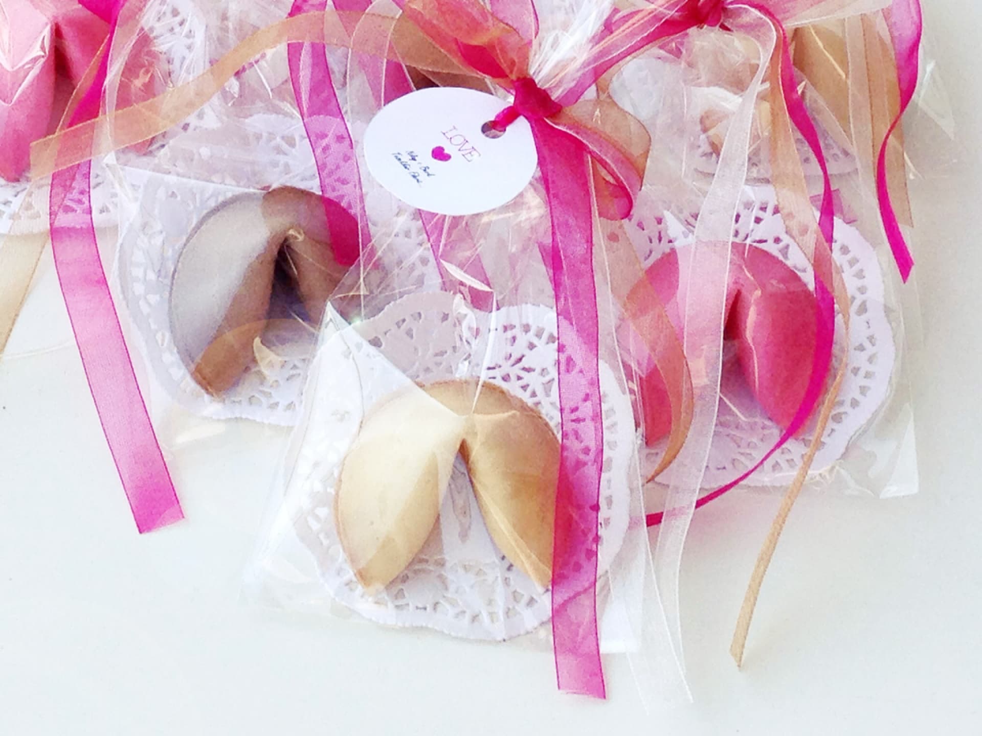 DIY-Geschenke zur Hochzeit Glückskekse mit rosa Geschenkband als Geschenk zur Hochzeit