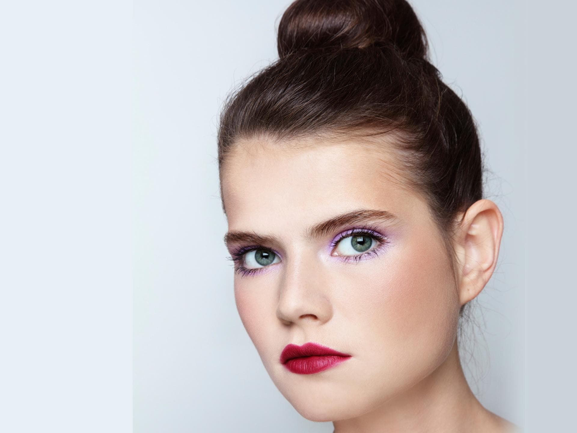 High Bun Frau mit hohem Dutt - Frisuren für mittellanges Haar schnell und einfach selbst machen