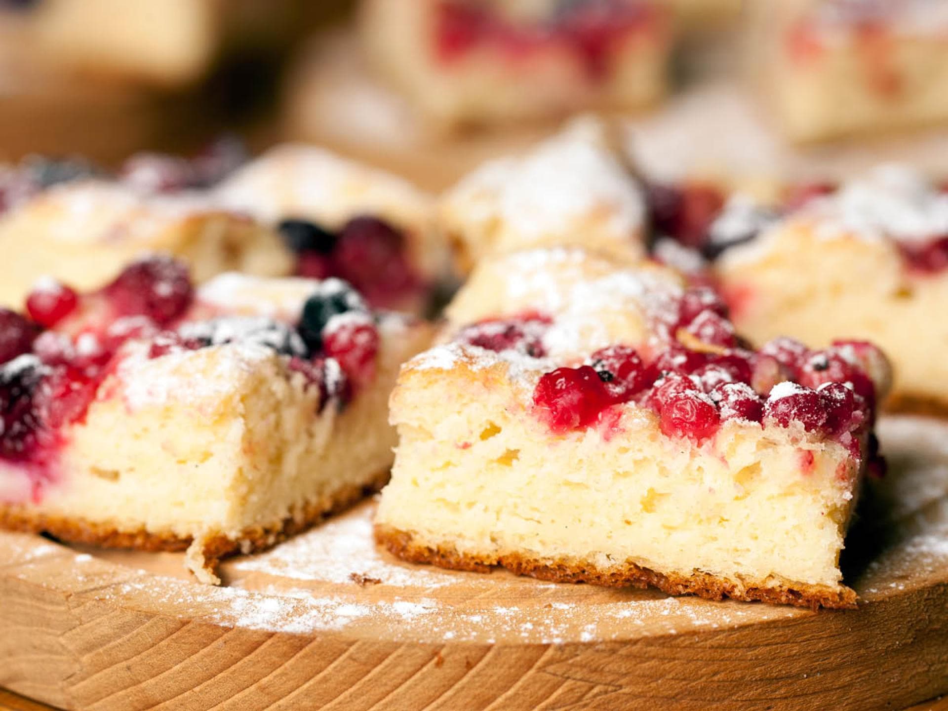 Einfacher Blechkuchen mit Kirschen Einfacher Blechkuchen mit Kirschen und Beerenmix