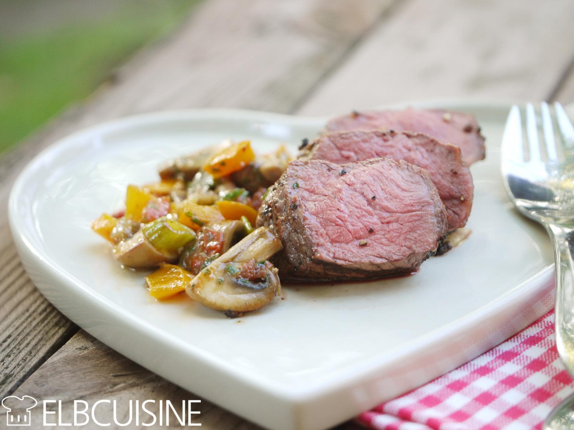 Steak vom Bison mit Pilzen, Tomaten und Lauchzwiebeln Steak vom Bison mit Pilzen, Tomaten und Lauchzwiebeln von der Foodbloggerin Elbcuisine