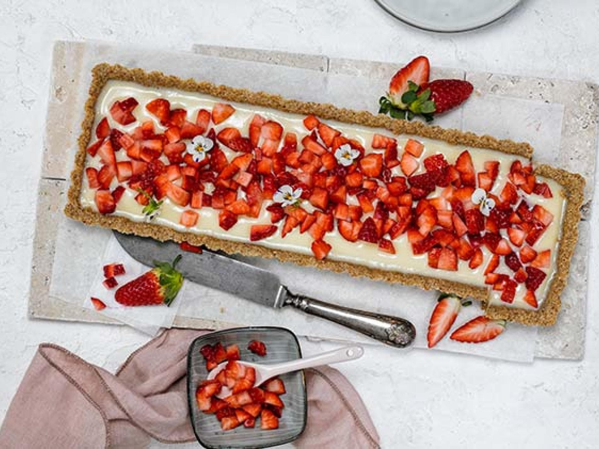 Ohne backen: Erdbeer-Tarte mit Kokos und weißer Schokolade