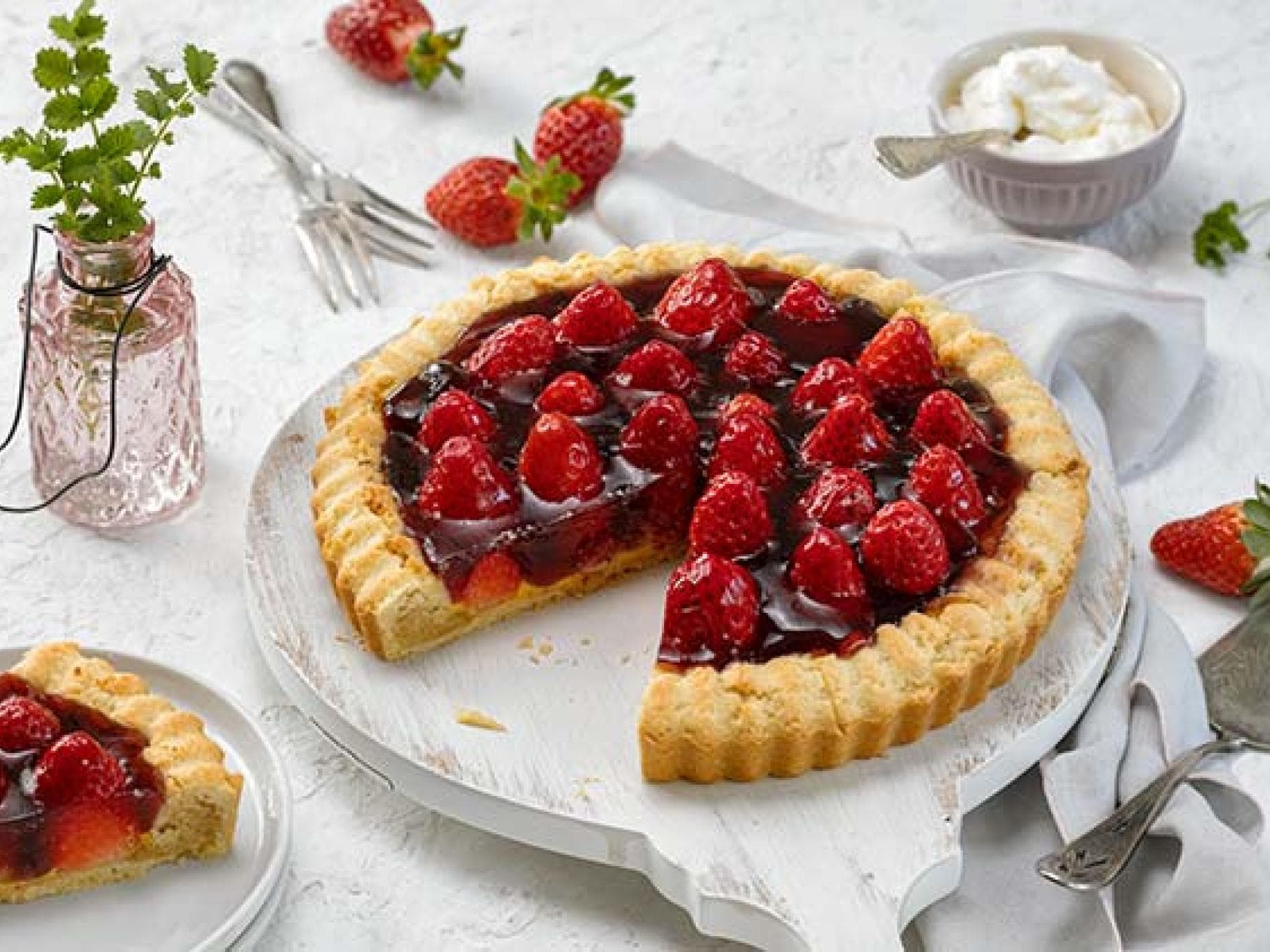 Erdbeerkuchen mit Marzipanrand