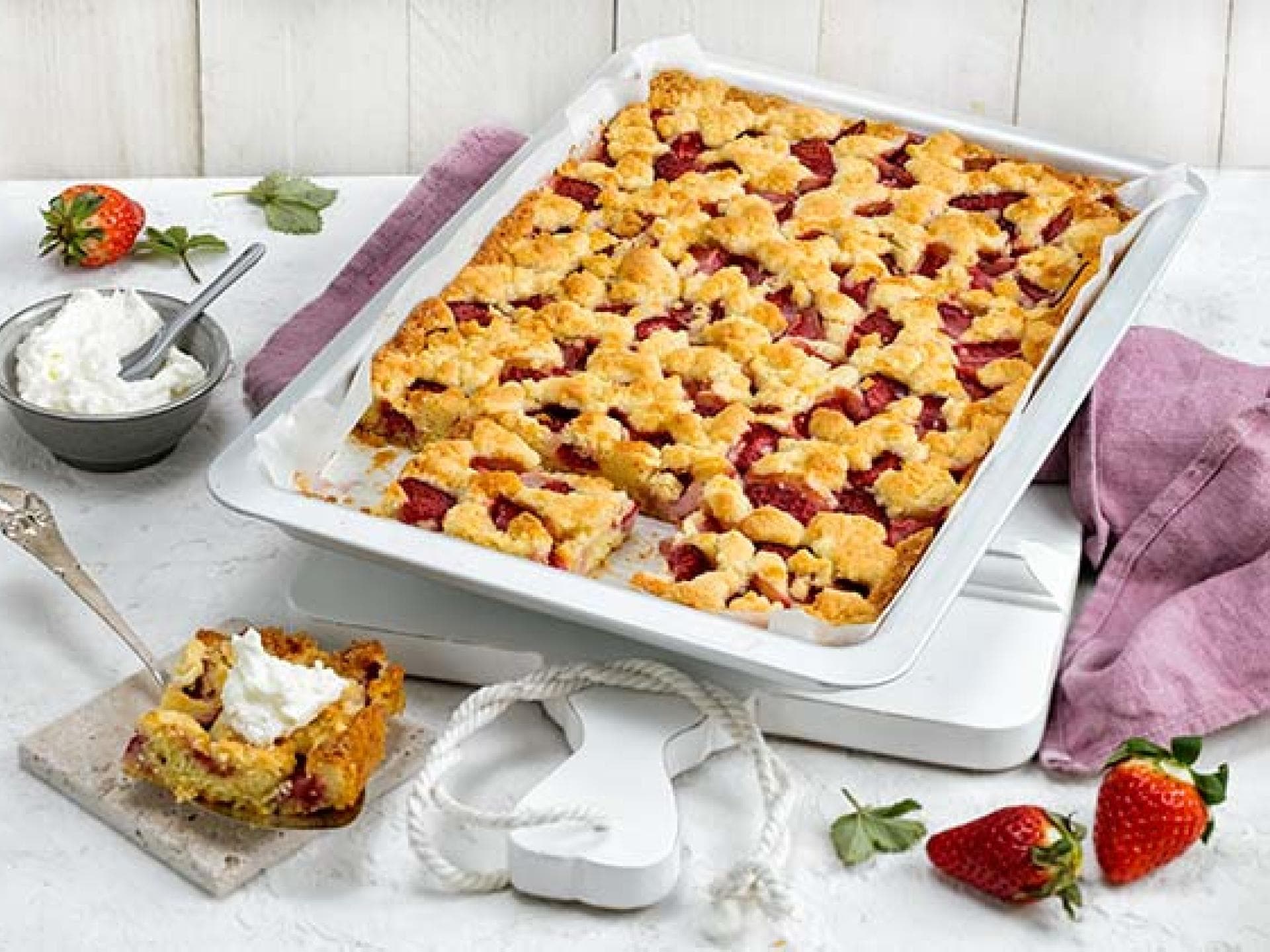 Erdbeerkuchen mit Vanillestreuseln: Glück vom Blech