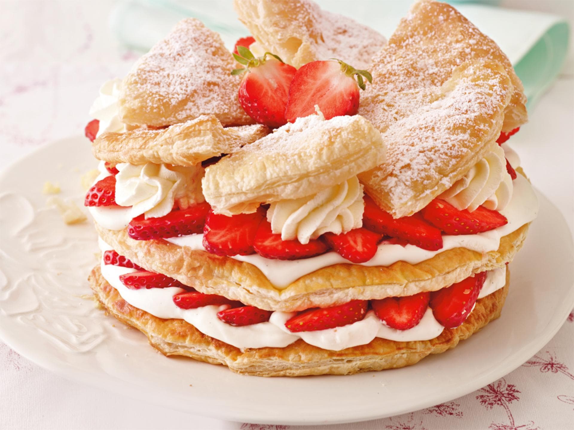 Erdbeer-Sahne-Torte mit Blätterteig