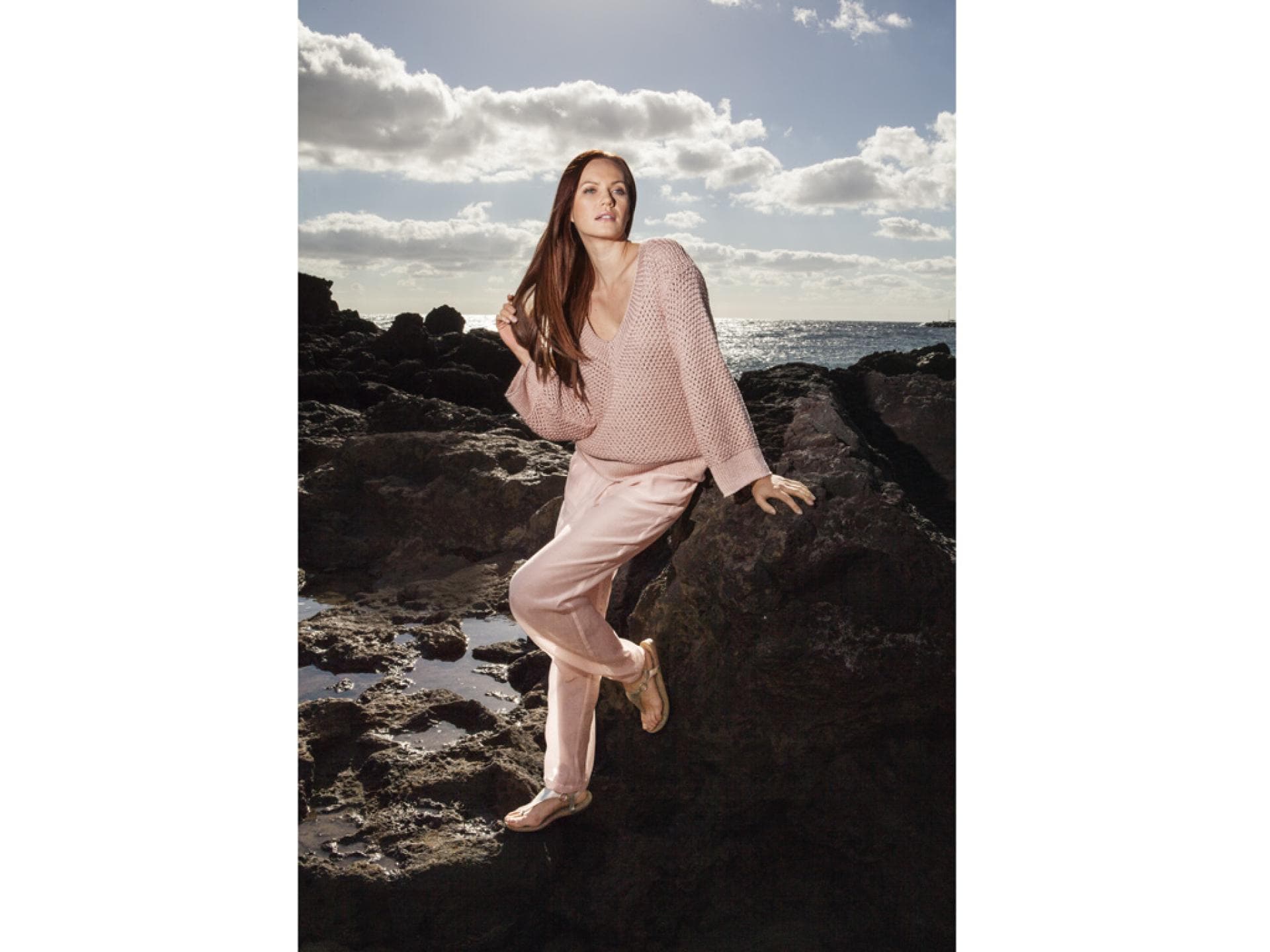 Strickanleitung für roséfarbenen Pullover mit V-Ausschnitt