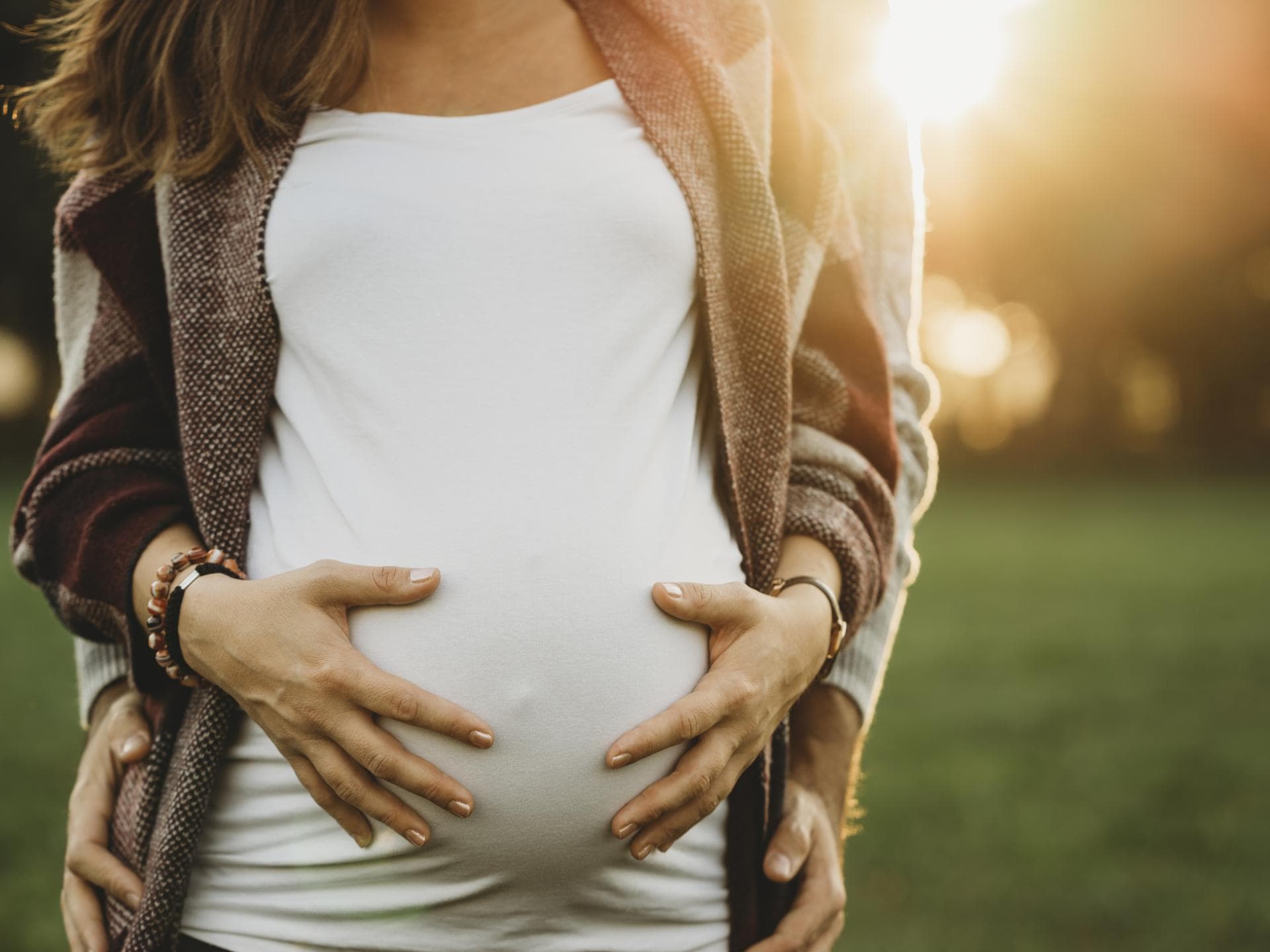 Schwangere Frau vom Mann umarmt Schwangere Frau vom Mann umarmt