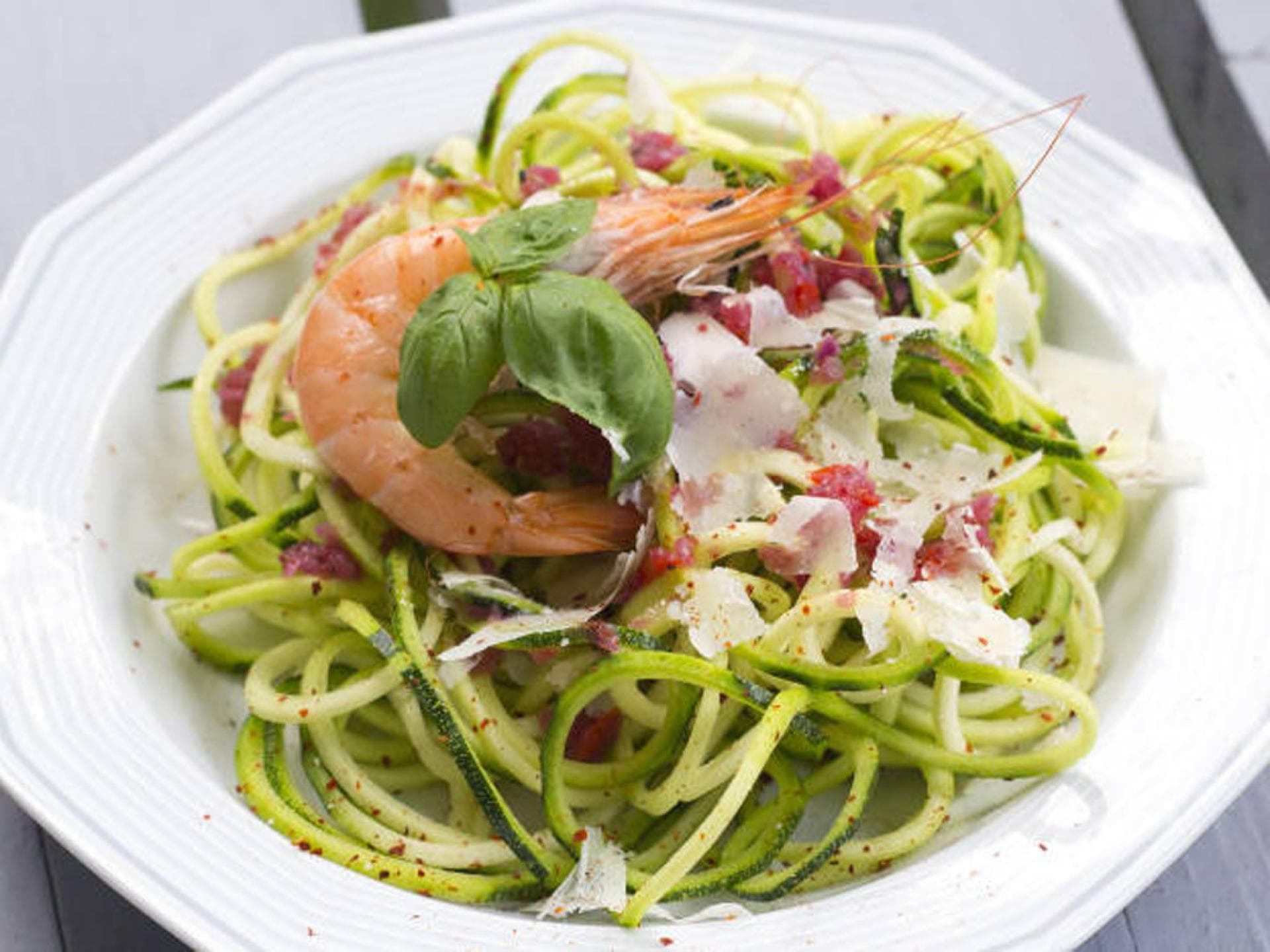 Zucchini-Spaghetti Aglio Olio an Crevetten 