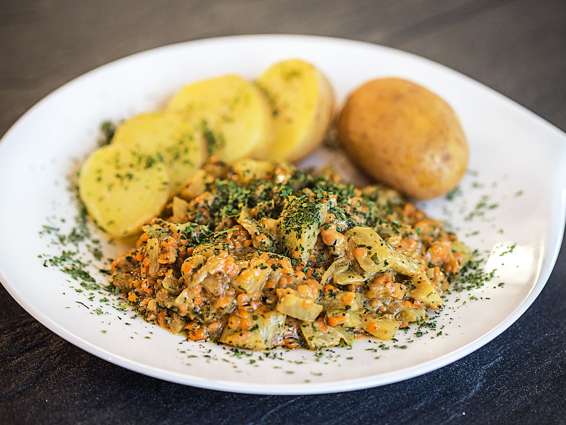 Rezept für veganes Fenchel-Linsen-Curry mit Pellkartoffeln 